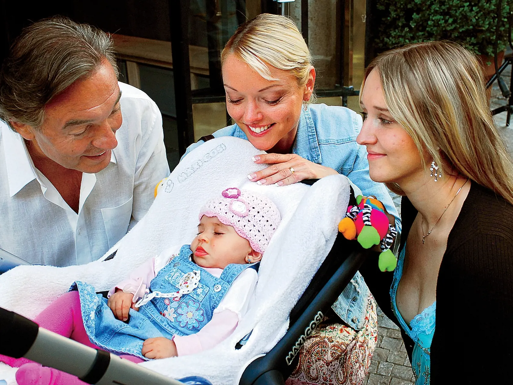 Karel Gott, dcéry, rodinná prechádzka Praha, dcéra Dominika, Lucia, Charlott Ella
foto : Ondřej Pýcha
uverejnené Šarm 46/2006

so súhlasom redakcie
pôvodný súbor:DSC_0046.eps