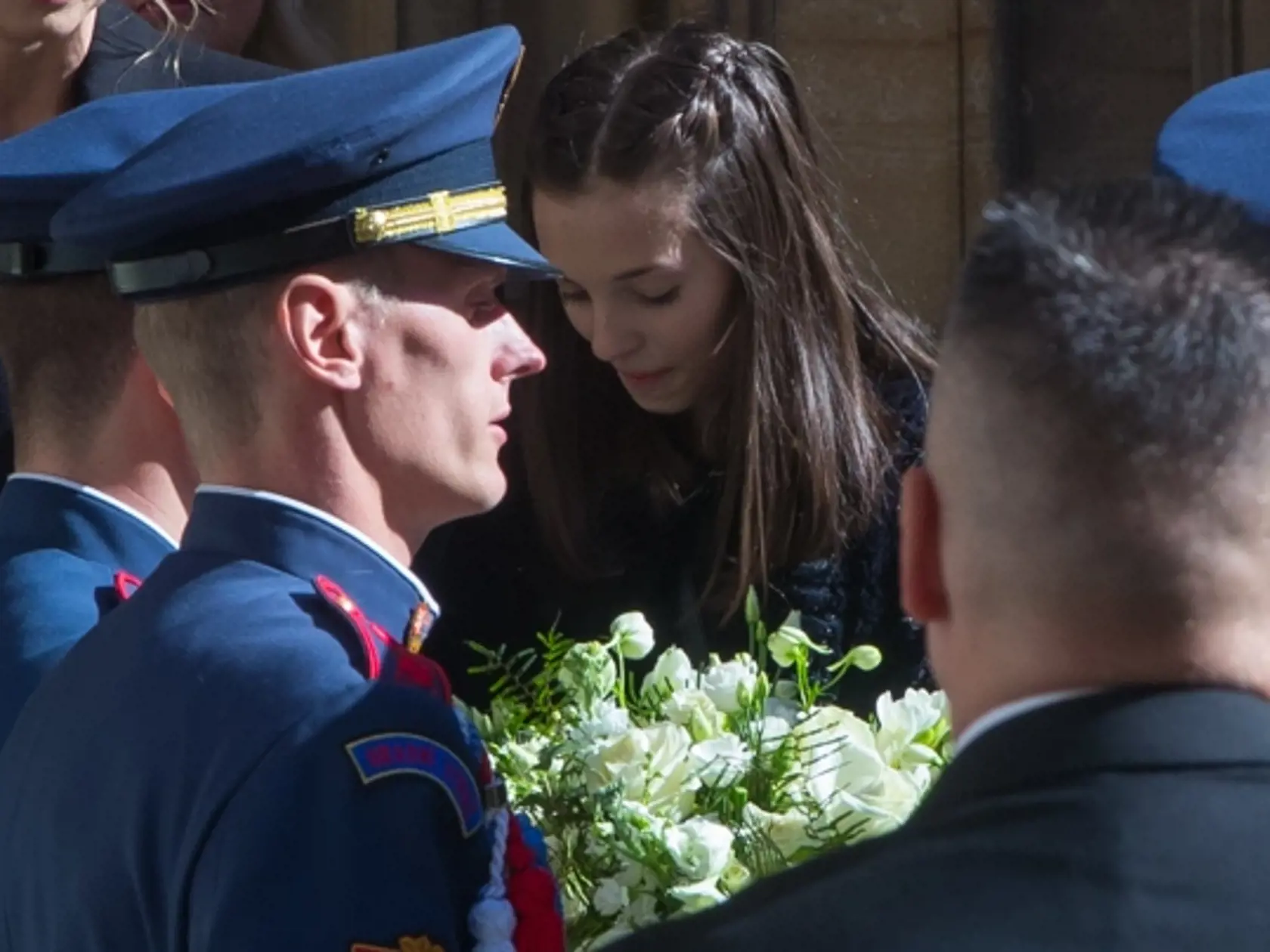 Zádušná omša za zosnulého Karla Gotta v chráme Svätého Víta na Pražskom hrade. S hudobnou legendou sa prišlo rozlúčiť množstvo známych osobností kultúrneho a verejného života. Na snímke je manželka Karla Gotta Ivana Gottová a dcéry Charlotte Ella Gottová a Nelly Sofie Gottová