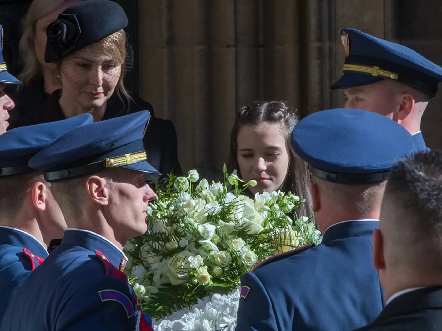 Zádušná omša za zosnulého Karla Gotta v chráme Svätého Víta na Pražskom hrade. S hudobnou legendou sa prišlo rozlúčiť množstvo známych osobností kultúrneho a verejného života. Na snímke je manželka Karla Gotta Ivana Gottová a dcéra Charlotta.