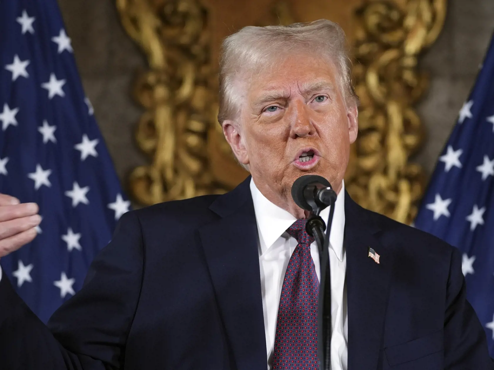 Novozvolený americký prezident Donald Trump gestikuluje počas tlačovej konferencie vo svojej rezidencii Mar-a-Lago na Floride v utorok 7. januára 2025.