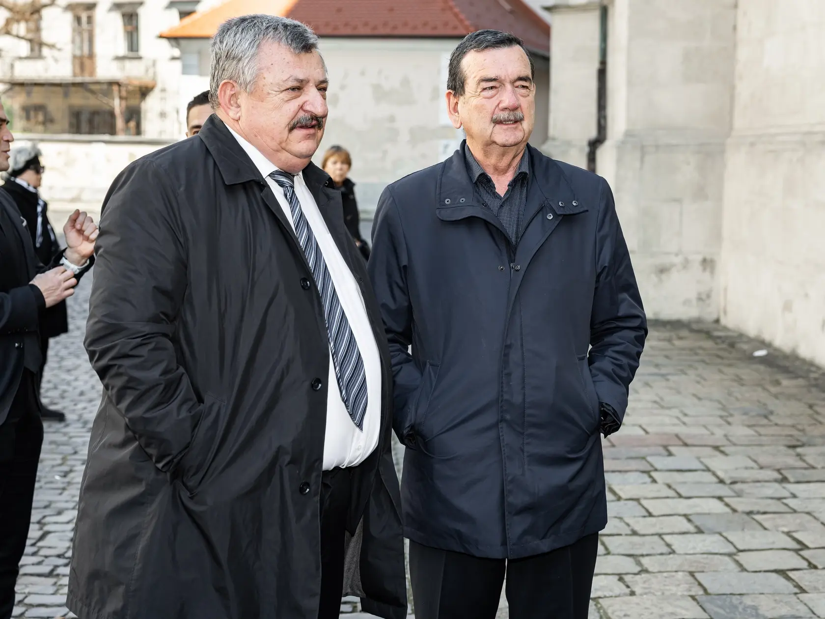Posledná rozlúčka s hercom Štefanom Kvietikom za účasti rodiny aj verejnosti v Katedrále sv. Martina v Bratislave. Na snímke Anton Hrnko a Ľudovít Černák.