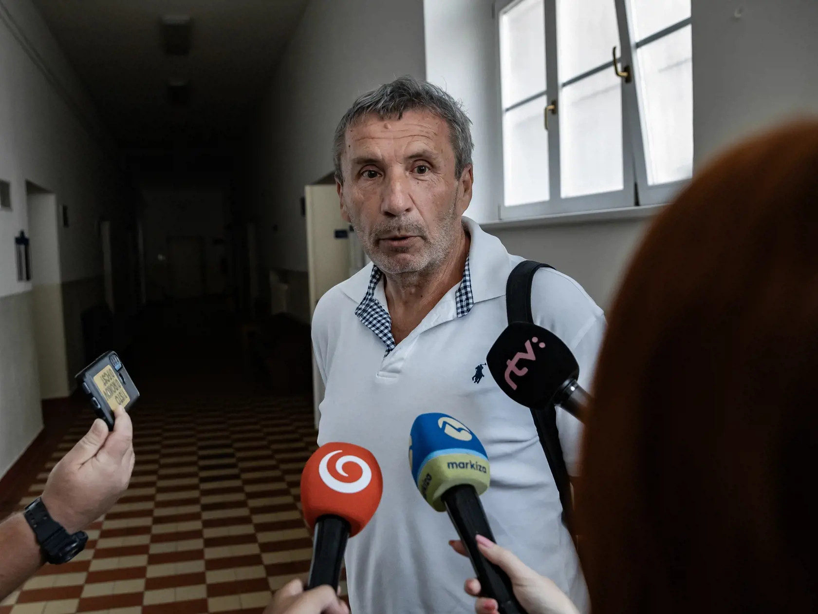 Na fotkách je splnomocnenec rodiny zavraždenej Simony.