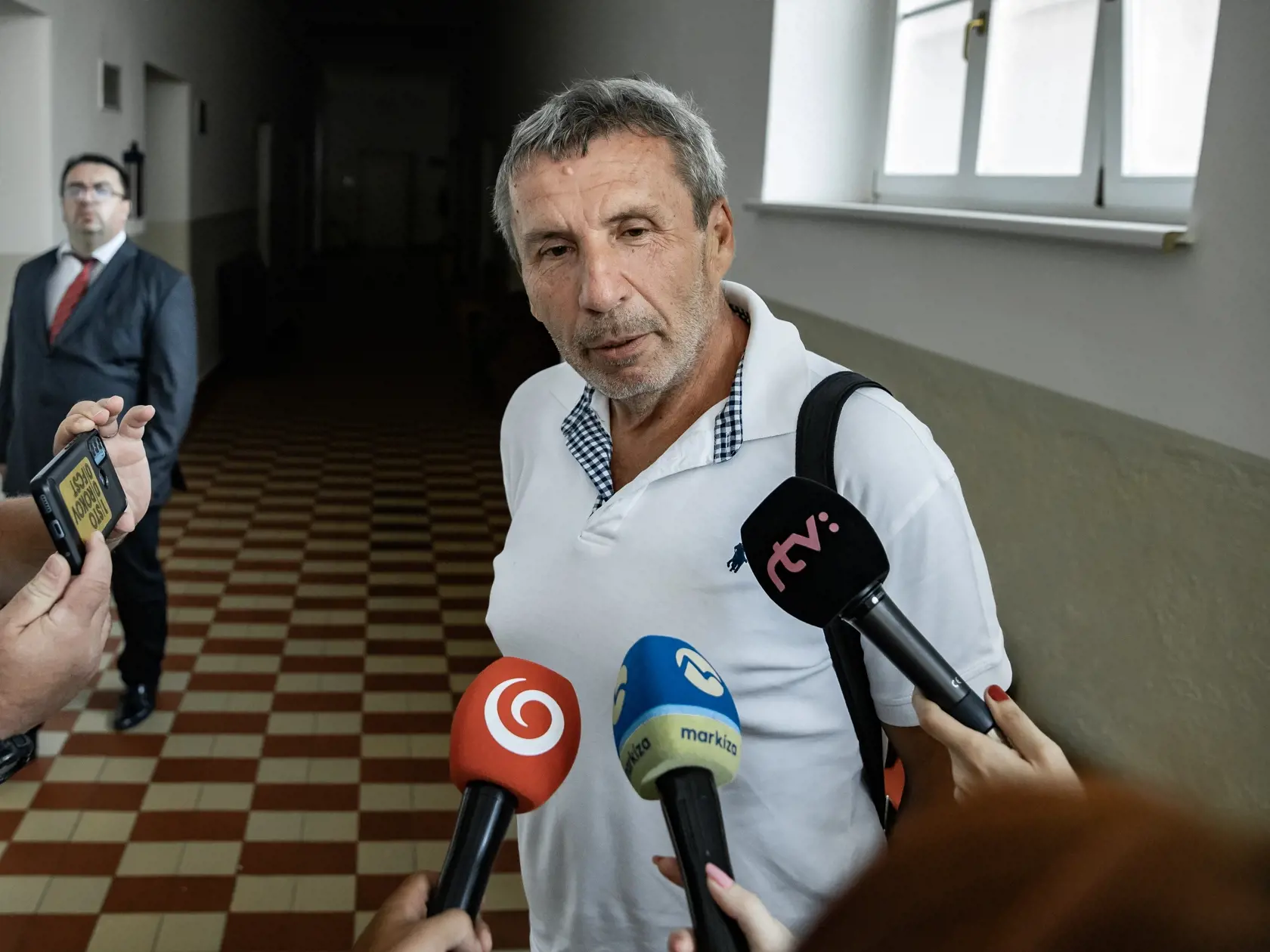 Na fotkách je splnomocnenec rodiny zavraždenej Simony.