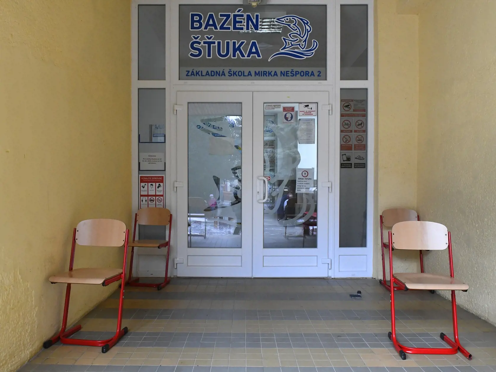 Mesto Prešov zabezpečilo antigénové testovanie pre rodičov detí a zamestnancov škôl v zriaďovateľskej pôsobnosti mesta Prešov. Na snímke miesto na čakanie výsledku testu v prípade nepriaznivého počasia na odbernom mieste ZŠ Mirka Nešpora 7. februára 2021 v Prešove. FOTO TASR – Milan Kapusta