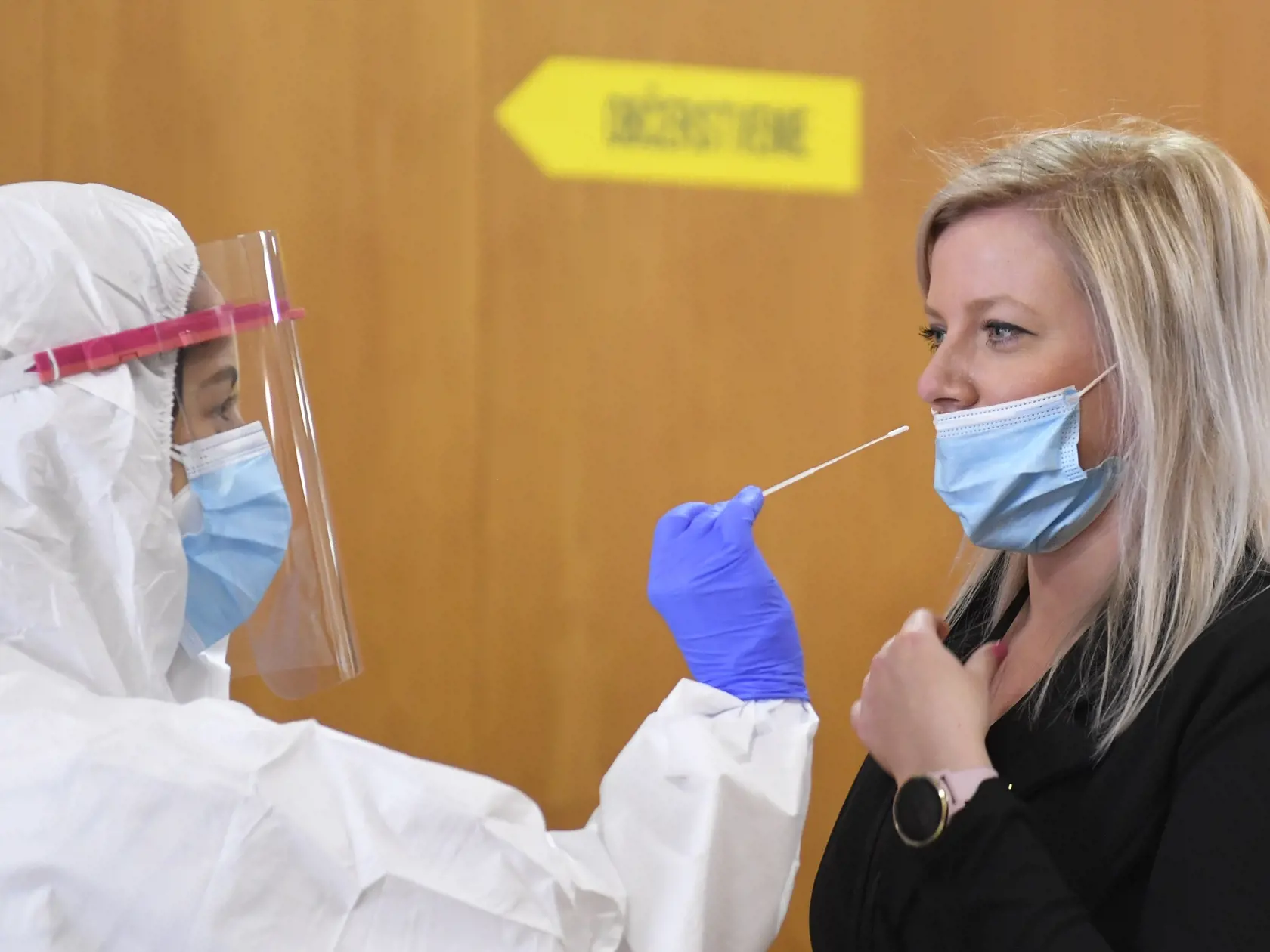 Potvrdenie o negatívnom teste na ochorenie COVID-19 pre cestu do práce sa na Slovensku vyžaduje od stredy 10. februára. Periodicita testovania závisí od epidemiologickej situácie regiónu. Vyplýva to z vyhlášky z Úradu verejného zdravotníctva (ÚVZ) SR, ktorou sa nariaďujú opatrenia pri ohrození verejného zdravia k režimu vstupu osôb do priestorov prevádzok a priestorov zamestnávateľa. Na snímke odberné miesto na antigénové testovanie na magistráte v Košiciach 10. februára 2021, kde dnes testovali