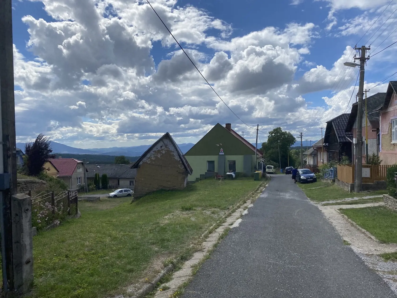 V Pavľanoch (okres Levoča) býva starenka, ktorá pred siedmimi rokmi vylepila poslancovi Štefanovi Kuffovi facku. Obyvatelia obce sú radi, že Kuffovci sporný pozemok predali, odvtedy majú od nich pokoj.
