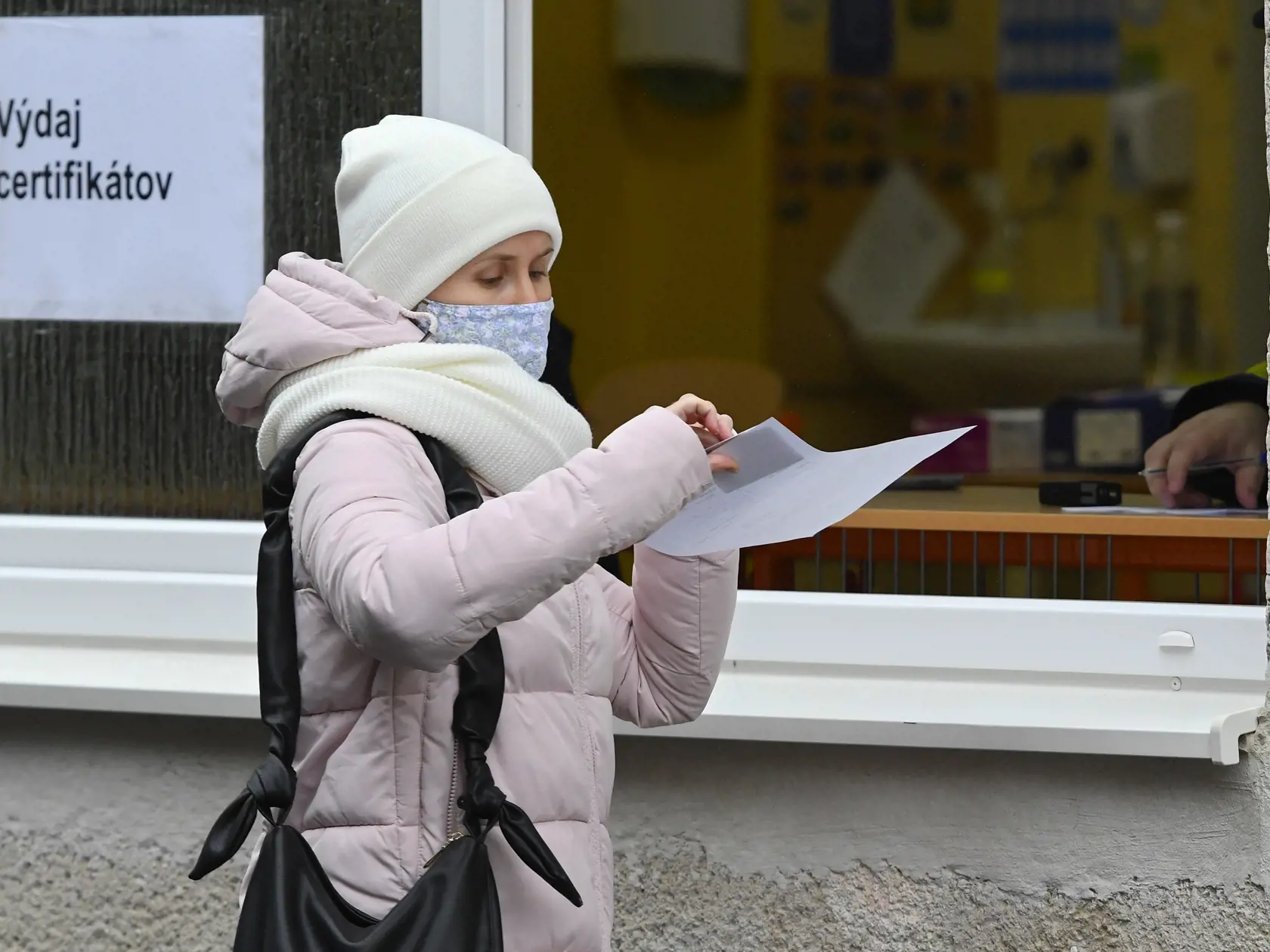 Mesto Prešov zabezpečilo antigénové testovanie pre rodičov detí a zamestnancov škôl v zriaďovateľskej pôsobnosti mesta Prešov. Na snímke výdaj certifikátov počas antigénového testovania na ochorenie Covid-19 v Prešove na odbernom mieste ZŠ Mirka Nešpora 7. februára 2021 v Prešove. FOTO TASR – Milan Kapusta