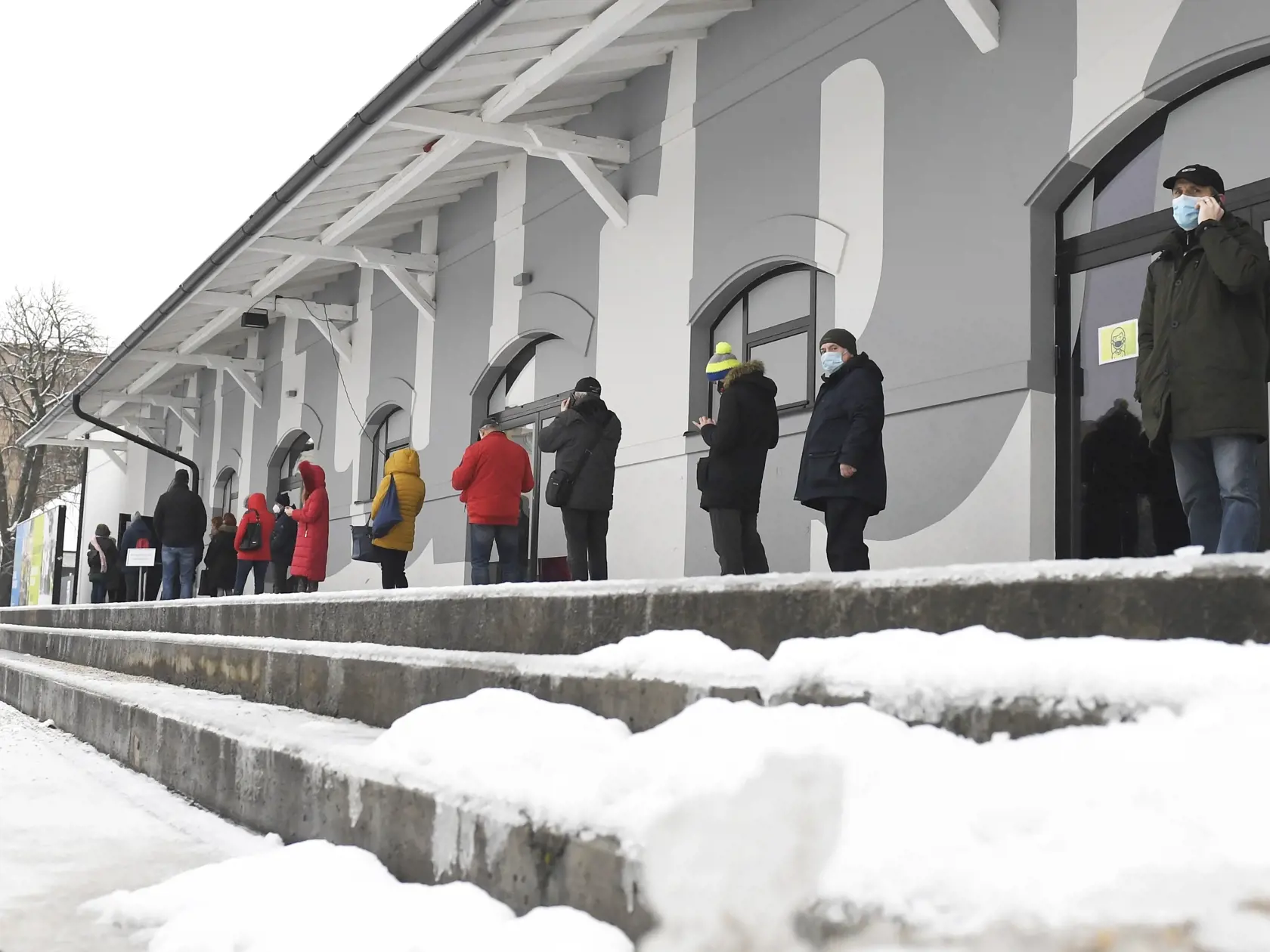 Potvrdenie o negatívnom teste na ochorenie COVID-19 pre cestu do práce sa na Slovensku vyžaduje od stredy 10. februára. Periodicita testovania závisí od epidemiologickej situácie regiónu. Vyplýva to z vyhlášky z Úradu verejného zdravotníctva (ÚVZ) SR, ktorou sa nariaďujú opatrenia pri ohrození verejného zdravia k režimu vstupu osôb do priestorov prevádzok a priestorov zamestnávateľa. Na snímke odberné miesto na antigénové testovanie v Kulturparku v Košiciach  10. februára 2021. FOTO TASR – Frant