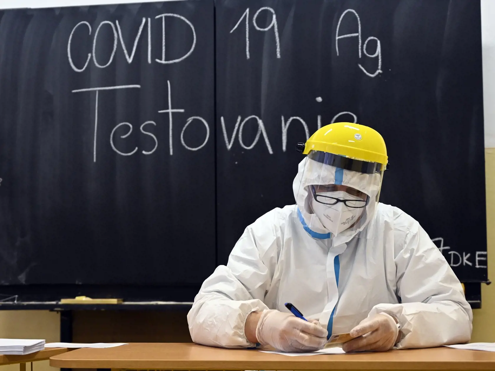 Na snímke kontrola dokladov počas antigénového testovania na prítomnosť ochorenia COVID-19  v priestoroch Gymnázia na ulici Komenského 32 v Trebišove 7. februára 2021. FOTO TASR - Roman Hanc