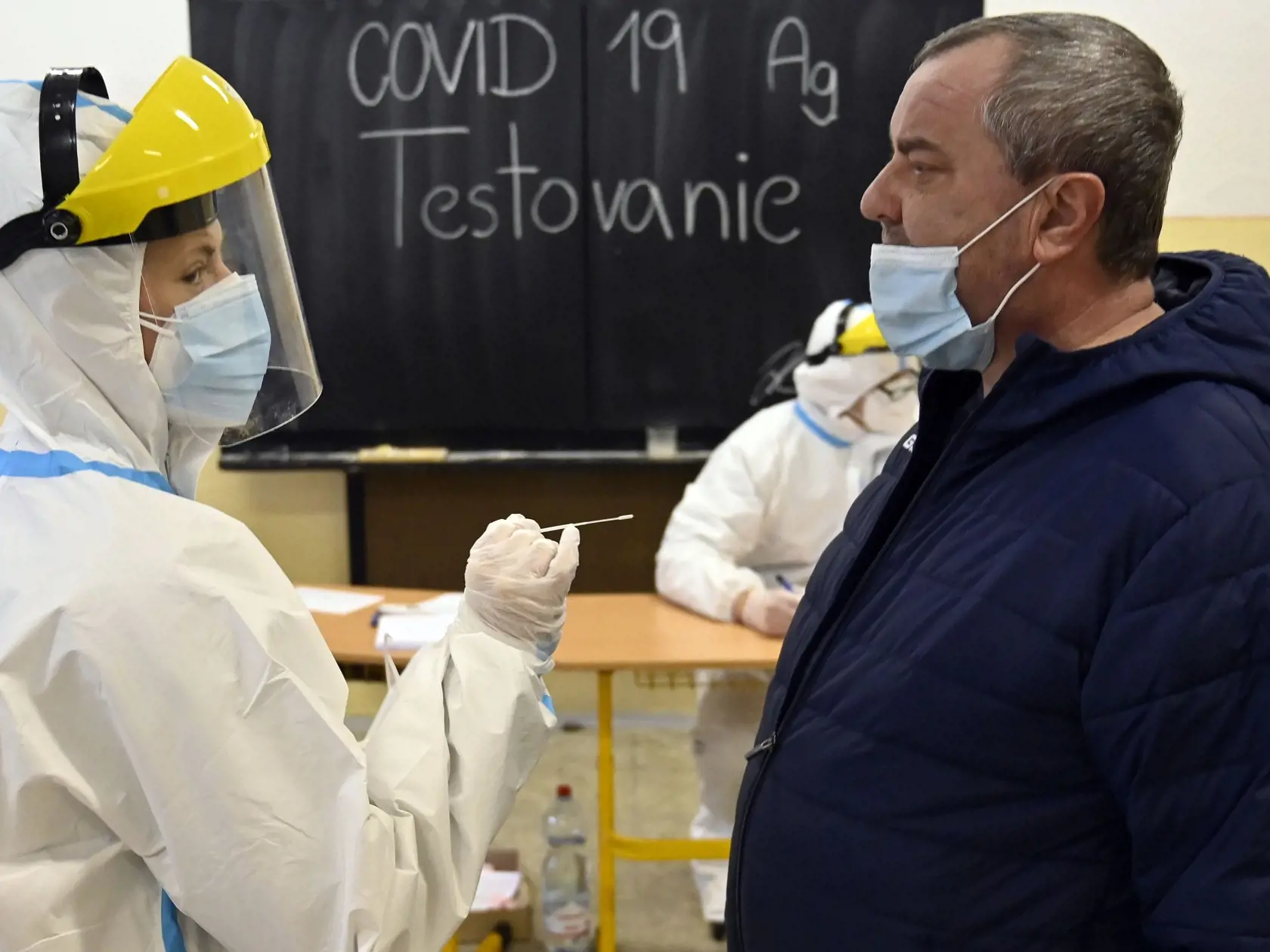Na snímke odber vzoriek počas antigénového testovania na prítomnosť ochorenia COVID-19 v priestoroch Gymnázia na ulici Komenského 32 v Trebišove 7. februára 2021. FOTO TASR - Roman Hanc  
