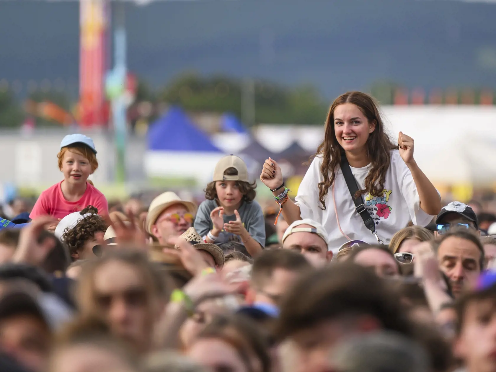 Na snímke ľudia sa bavia na koncerte skupiny Para počas 27. ročníka festivalu Pohoda vo štvrtok 11. júla 2024 v Trenčíne.
