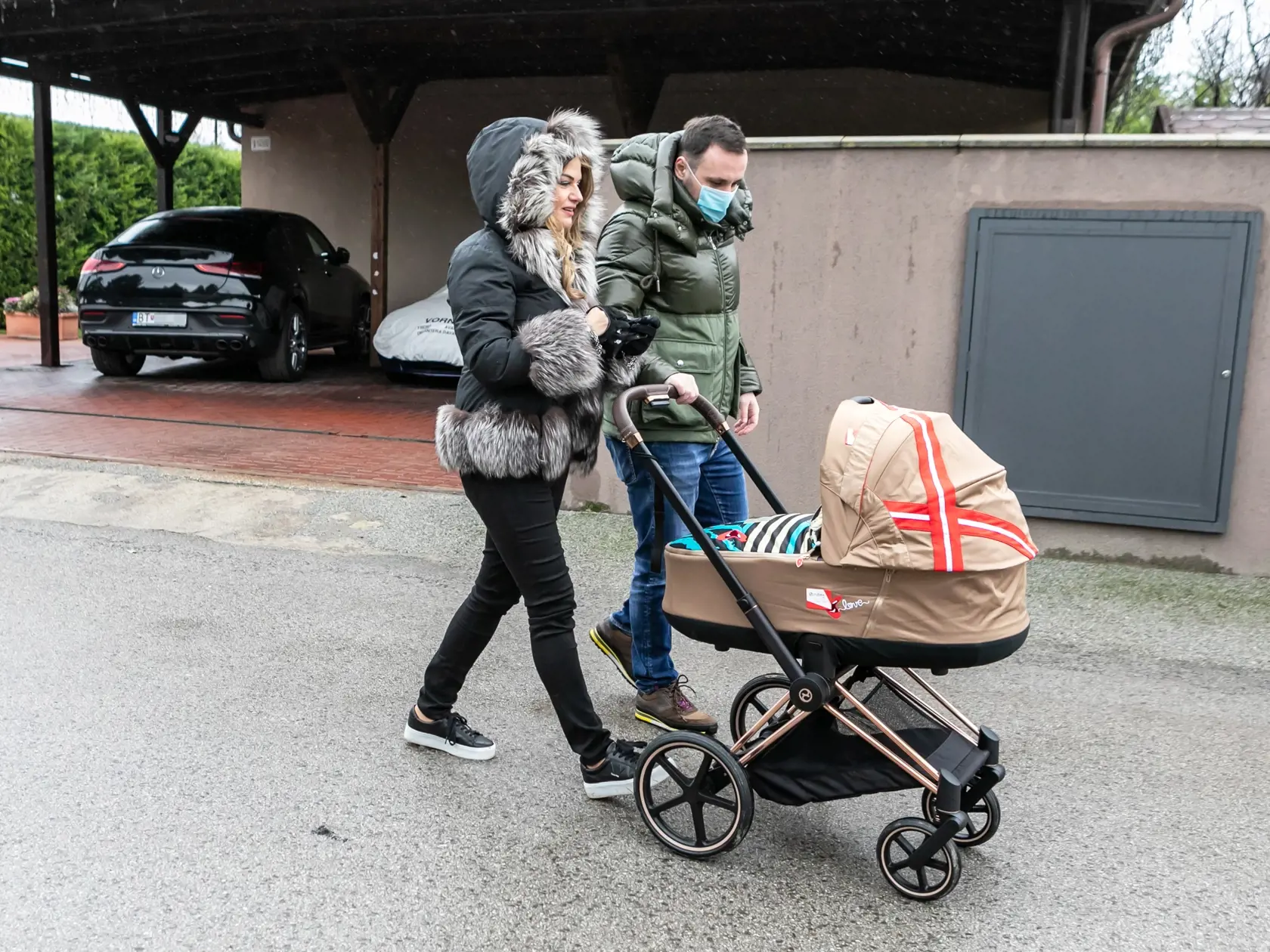 Na snímke europoslankyňa Monika Beňová a jej partner Ľubomír Klčo ako idú na prechádzku kočíkovať. 