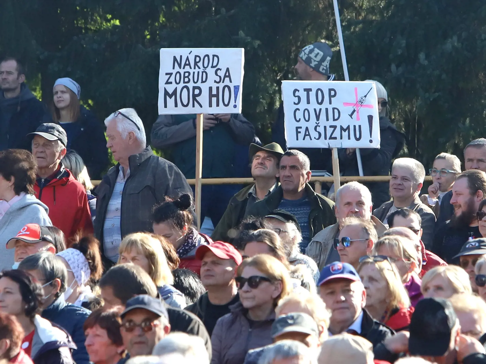 Na snímke účastníci protivládneho podujatia "čapicový protest", ktorý zorganizoval poslanec Národnej rady SR (NR SR) Robert Fico (Smer-SD), ku ktorému sa pridali strany SNS a Republika v Rimavskej Sobote 17. októbra 2021. FOTO TASR - Ján Krošlák