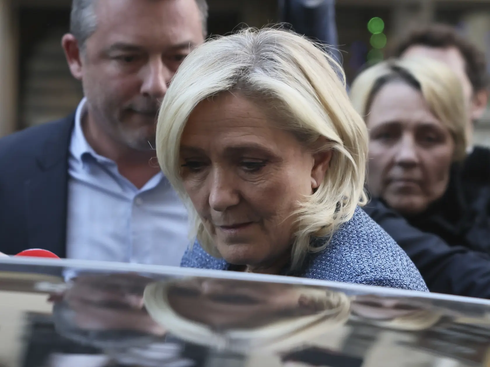 Líderka krajne pravicového Národného združenia (RN) Marine Le Penová odchádza zo sídla svojej strany po vynesení verdiktu v Paríži 31. marca 2025. Súd v Paríži v pondelok uznal Le Penovú za vinnú zo sprenevery finančných prostriedkov Európskeho parlamentu (EP). S okamžitou platnosťou jej zakázal uchádzať sa o verejné funkcie. Tento zákaz potrvá päť rokov. Zároveň ju za spreneveru odsúdili na štyri roky odňatia slobody: počas dvoch rokov bude jej trest podmienečný, ďalšie dva roky má mať elektronický náramok. Rozhodnutie súdu Le Penovej znemožní kandidovať v prezidentských voľbách v roku 2027, ak sa pred ich konaním proti svojmu rozsudku úspešne neodvolá.