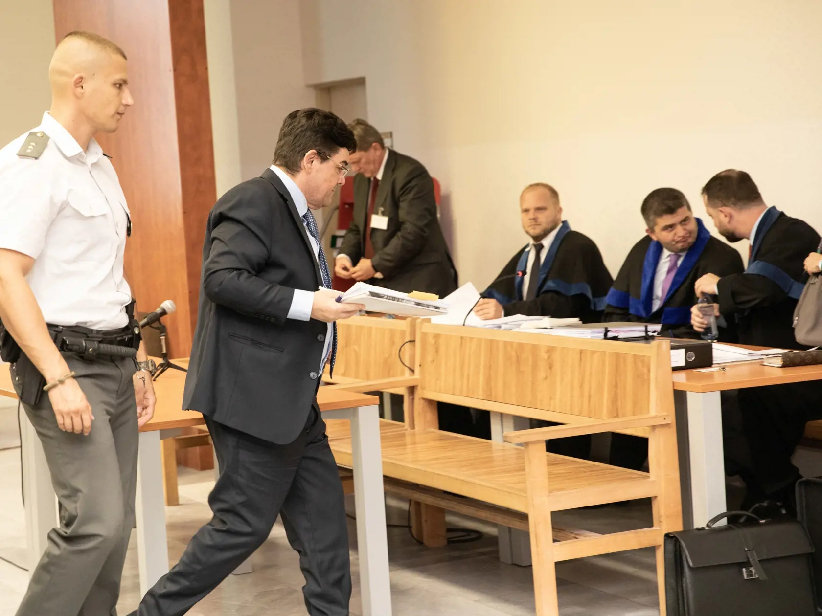 Na fotkách sú učastníci siedmeho pojednávania v kauze Zmenky. Prvý bol vypočutý obžalovaný Marián Kočner. Druhý vypočutý ako svedok Peter Tóth. Na fotka sú Marian Kočner.
