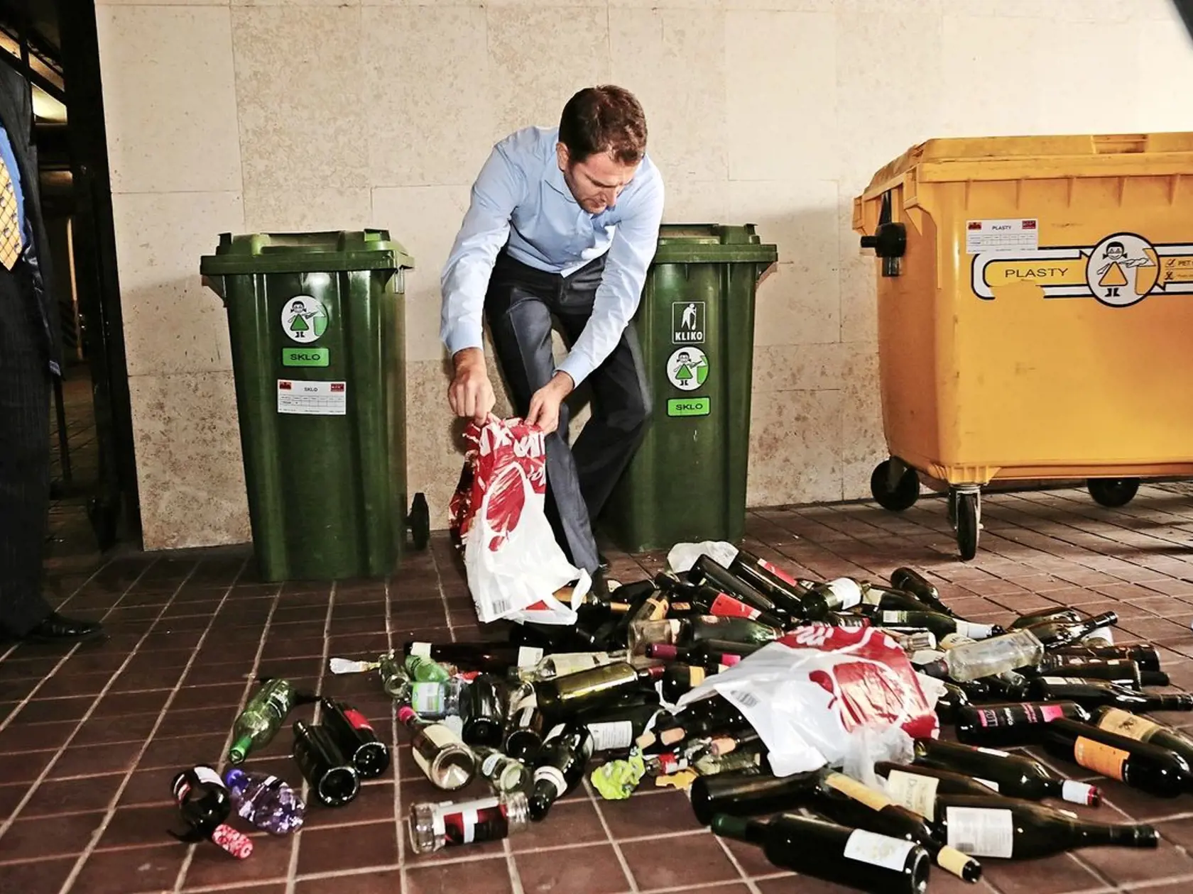 Igor Matovič obvinil poslancov Smeru, že boli pod vplyvom alkoholu. V plnej paráde ich ukázal celému Slovensku. Fľaše objavila upratovačka.