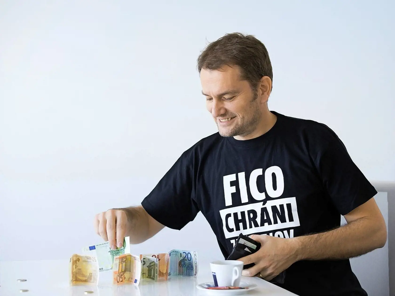 Fica má v zuboch a využije každú príležitosť, aby to zdôraznil.