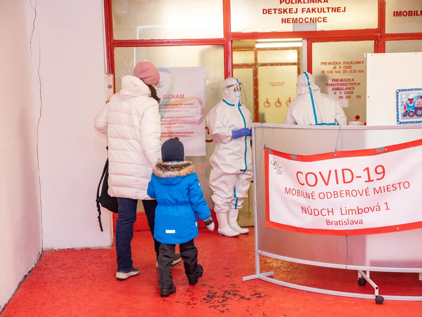 Bývalá tenistka Cibulková začala pomáhať pri testovaní v detskej nemocnici na Kramároch.