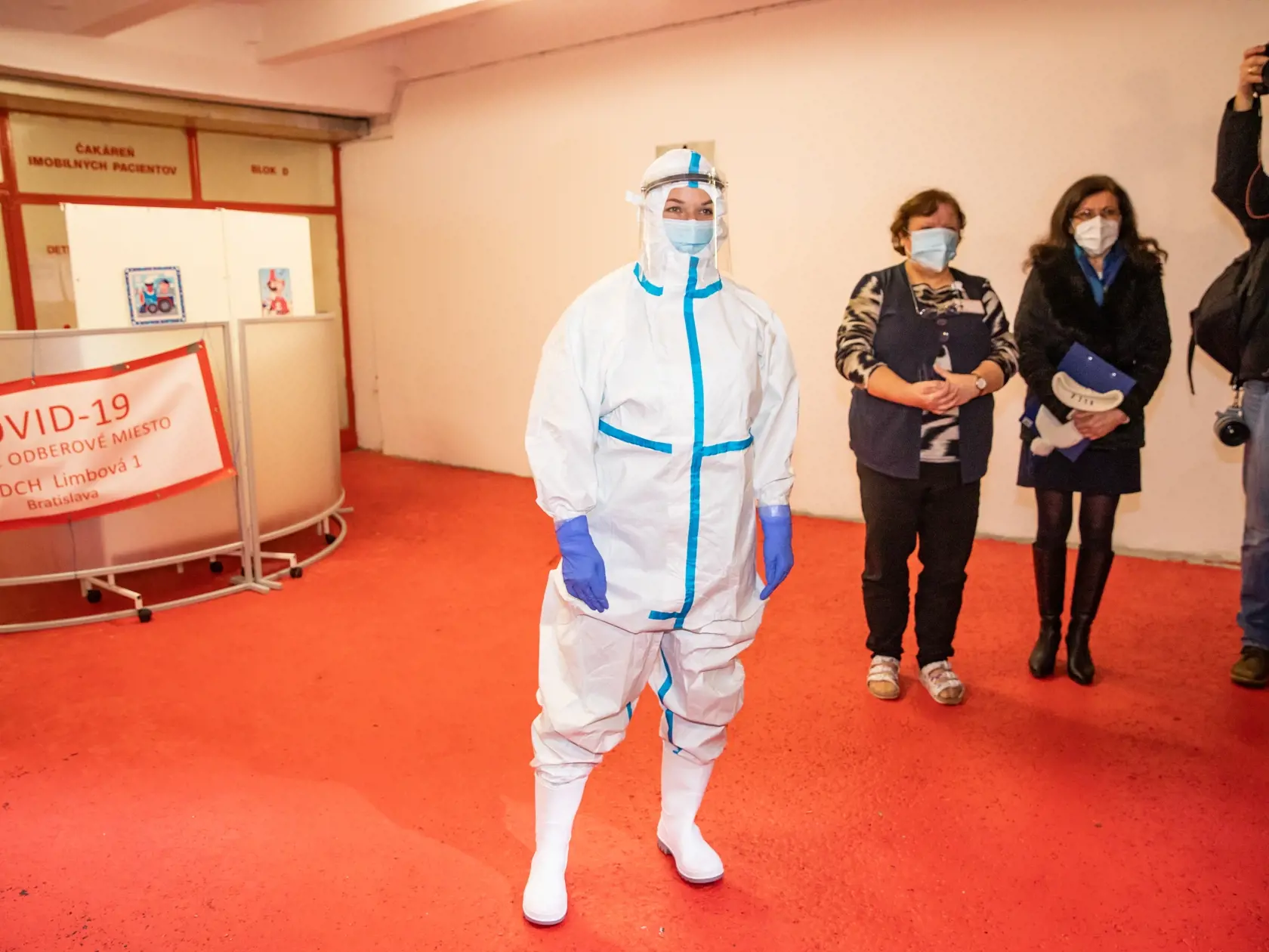Bývalá tenistka Cibulková začala pomáhať pri testovaní v detskej nemocnici na Kramároch.