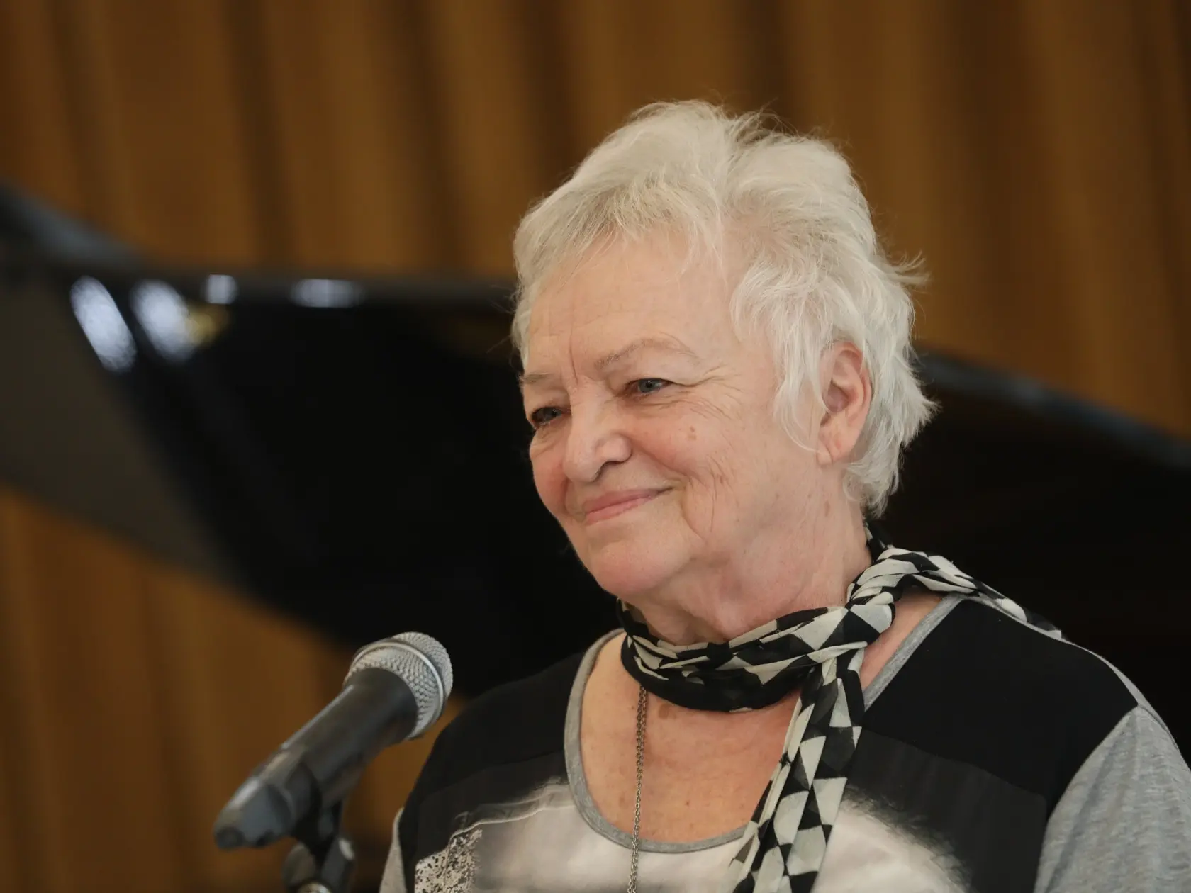 Krst knihy Mariky Studeničovel o hercovi Gustavovi Valachovi ,, NEPOSEMEROS “. Herečka Ida Rapaičová recituje Hviezdoslava.