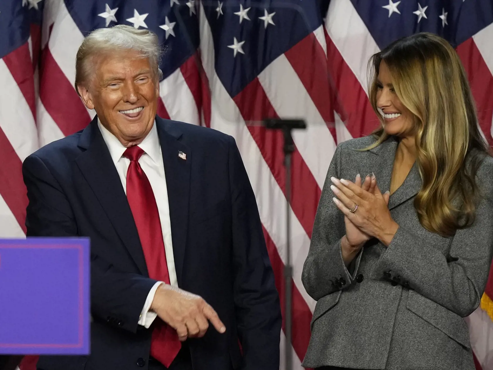 Donald Trump je už dlho známy svojim výrazným oranžovým nádychom pleti, ktorý sa stal predmetom mnohých diskusií, najmä v čase volebnej kampane.