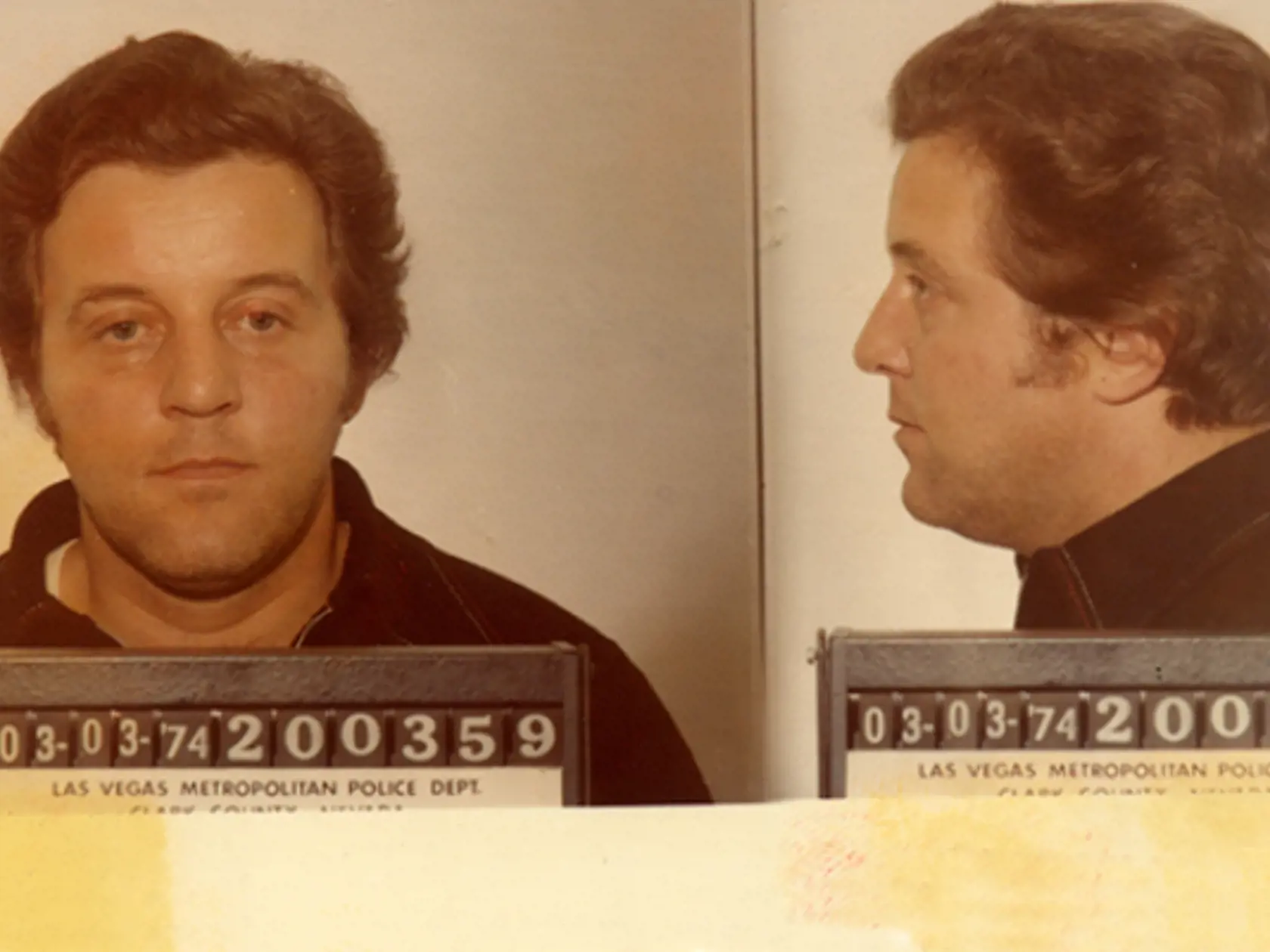 Pre svoje chovanie a nízky vzrast si vyslúžil prezývku "Mravec". Už vo svojich 17-tich rokoch skončil v policajnej cele a, kým dovŕšil 22 rokov, skončil v nej celkom desaťkrát.