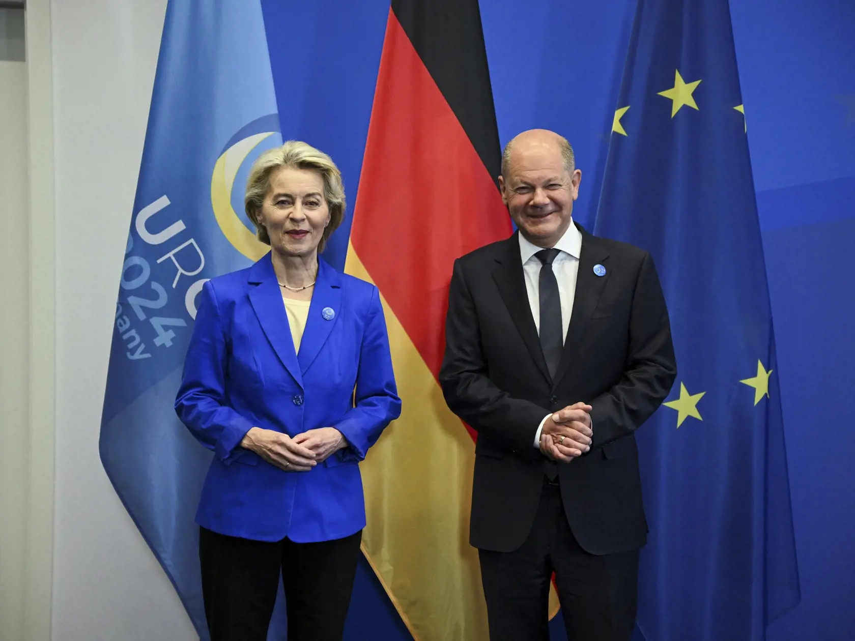 KK22 Berlín - Nemecký kancelár Olaf Scholz a predsedníčka Európskej komisie Ursula von der Leyenová pózujú pred bilaterálnym stretnutím v Berlíne 11. júna 2024. FOTO TASR/AP
German Chancellor Olaf Scholz and European Commission President Ursula von der Leyen pose for a photo ahead of their bilateral meeting in Berlin, Germany, Tuesday, June 11, 2024. (Annegret Hilse/Pool Photo via AP)