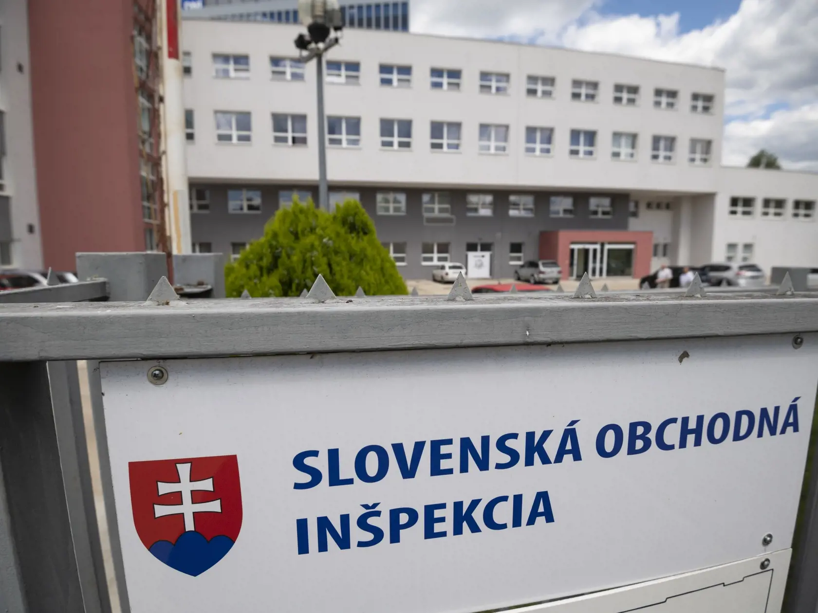 Na snímke tabuľa s nápisom pred budovou, v ktorej sídli Slovenská obchodná inšpekcia (SOI) na Bajkalskej ulici v Bratislave
