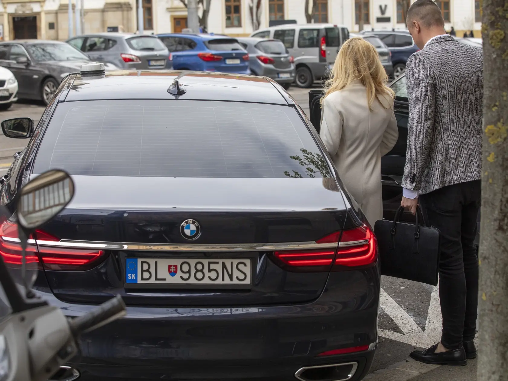 Na snimke je ministerka kultúry Martina Šimkovičová a jej služobné auto BMW.
