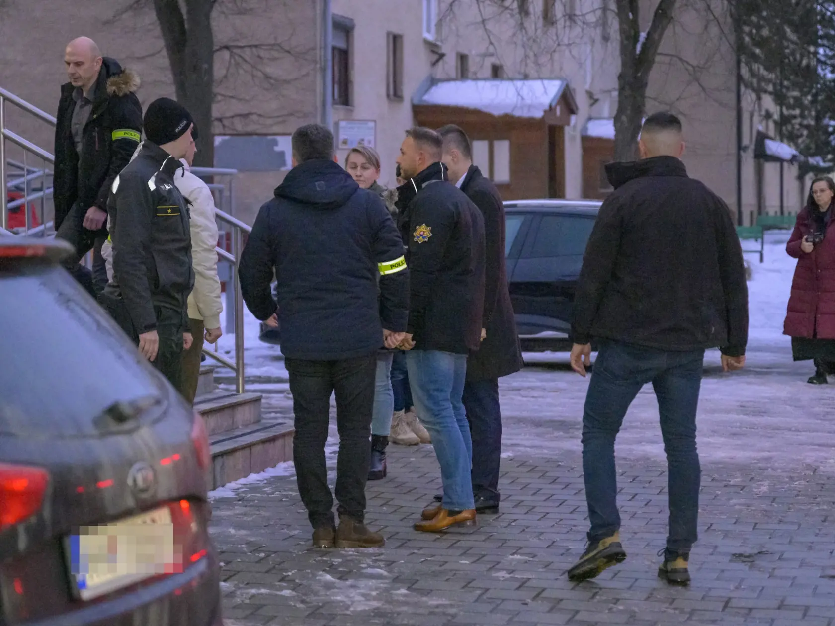 Na snímke minister vnútra Matúš Šutaj Eštok (tretí sprava, HLAS-SD) stojí pred Mestským úradom po útoku nožom na miestnom gymnáziu v meste Spišská Stará Ves (okres Kežmarok) vo štvrtok 16. januára 2025. Po útoku hlásia dvoch mŕtvych. Jeden pacient je v kritickom stave. TASR to potvrdila Danka Capáková z Operačného strediska záchrannej zdravotnej služby (OS ZZS) SR. Podozrivého 18-ročného študenta, ktorý sa mal dopustiť tohto závažného skutku, polícia zadržala.  FOTO TASR - Veronika Mihaliková