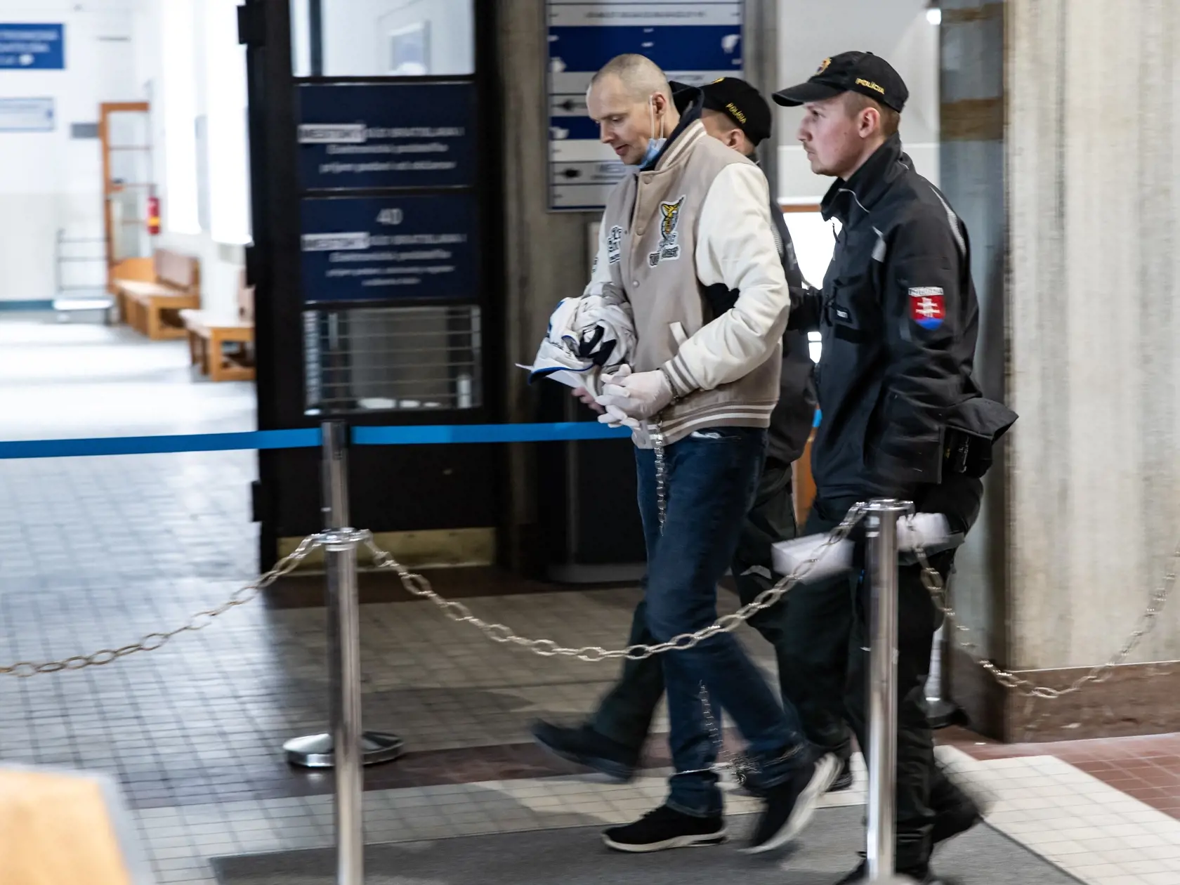 Rozhodovanie o väzbe pre Patrika, ktorého zdržali Mestský policajti v Bratislave a následne ušiel štátnym policajtom.