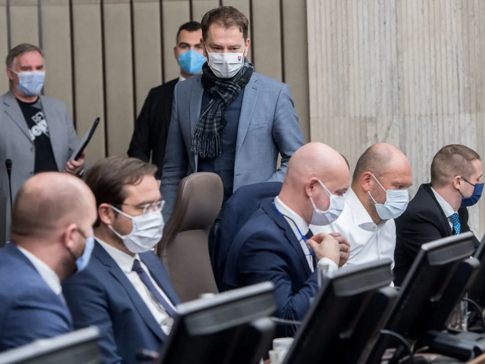 Na snímke uprostred predseda vlády SR Igor Matovič, zľava dole minister obrany SR Jaroslav Naď, minister zdravotníctva SR Marek Krajčí (všetci OĽaNO), minister školstva, vedy, výskumu a športu SR Branislav Gröhling, minister hospodárstva SR a prvý podpredseda vlády SR pre ekonomiku Richard Sulík a štátnych tajomník ministerstva zahraničných vecí a európskych záležitostí SR Martin Klus (všetci SaS) počas 70. rokovania vlády SR v Bratislave 20. januára 2021.