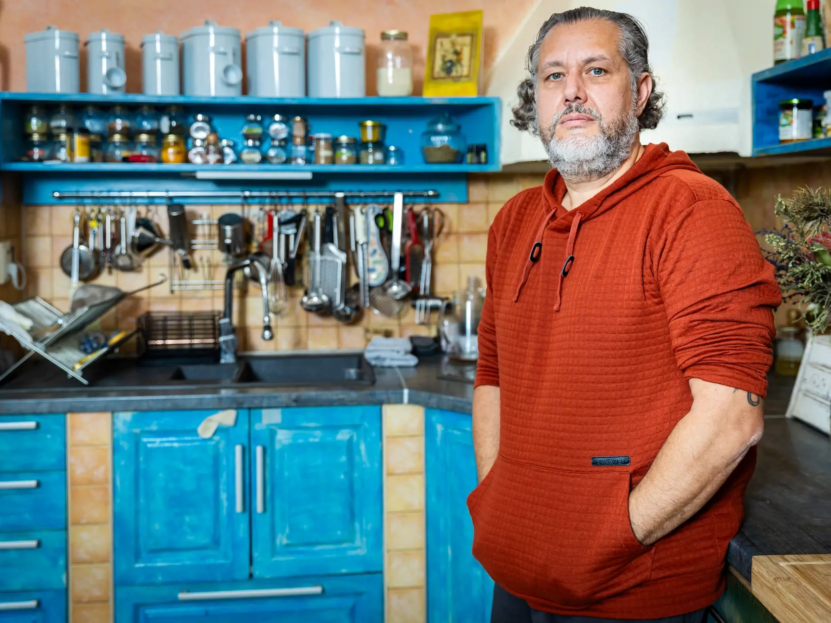Hudobník Oskar Rózsa vo svojom dome v Banskej Štiavnici.