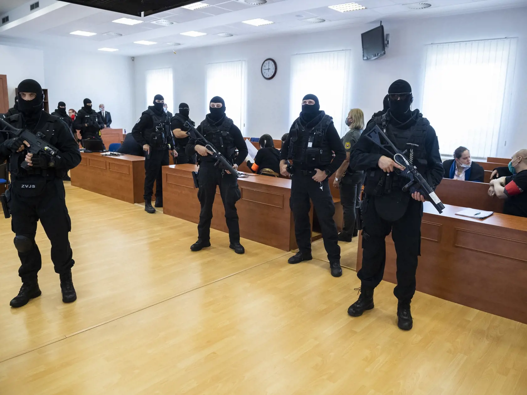 Na snímke policajná eskorta, vpravo obžalovaný Tomáš Sz., uprostred Alena Zs. počas hlavného pojednávania v kauze vraždy novinára Jána Kuciaka a jeho snúbenice Martiny Kušnírovej na Špecializovanom trestnom súde v Pezinku 31. júla 2020. Na pojednávaní sa nezúčastnili rodičia Jána Kuciaka ani Martiny Kušnírovej. Obžalovaní a ich obhajcovia budú prednášať záverečné reči. FOTO TASR - Jaroslav Novák