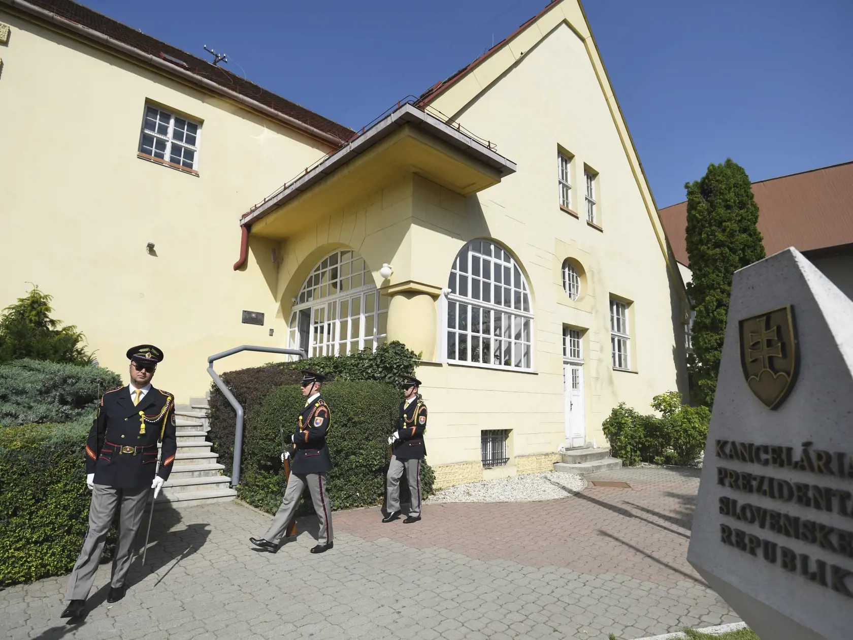 Príslušníci Čestnej stráže prezidenta SR pred regionálnym pracoviskom Kancelárie prezidenta SR v Košiciach v piatok 21. júna 2024.