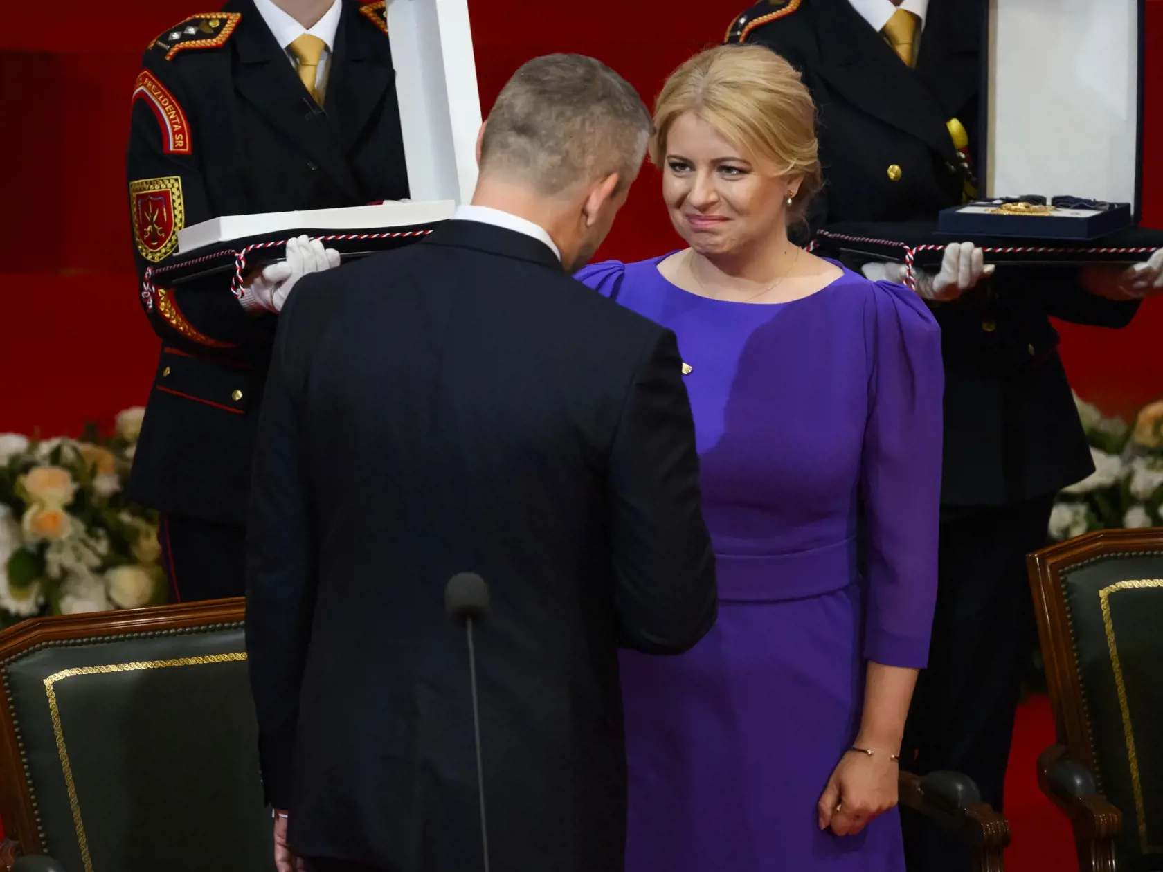 Na snímke vľavo prezident SR Peter Pellegrini si podáva ruku s bývalou prezidentkou SR Zuzanou Čaputovou počas slávnostnej schôdze Národnej rady SR pri príležitosti zloženia sľubu prezidenta SR v priestoroch budovy Slovenskej filharmónie 15. júna 2024 v Bratislave. FOTO TASR - Jaroslav Novák