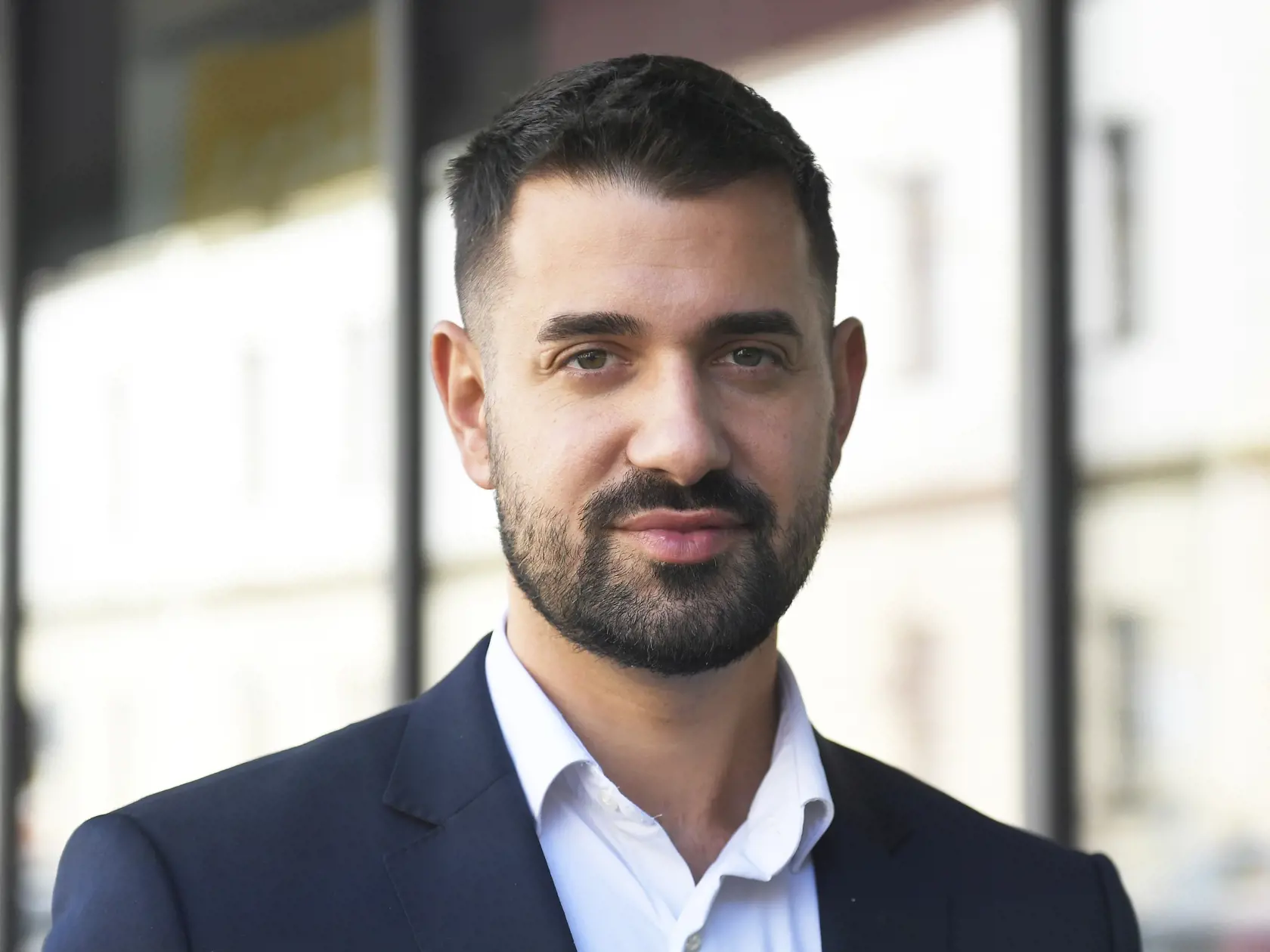 Podporujete aktivity západných krajín  v podobe posielania zbraní Ukrajine? "Čo sa týka rusko-ukrajinského konfliktu, tak musím jasne odsúdiť agresora - Rusko, pretože žiadna krajina by nemala zaútociť na suverénny štát, avšak tento konflikt je podľa mňa zapríčinený dlhodobým tlakom na Rusko zo strany USA. Osobne si myslím, že posielanie zbraní na Ukrajinu len predlžuje vojnu a pomáha ekonomicky len USA. Ako vidíme, jediný štát, ktorý profituje, je USA. EÚ dopláca na tento konflikt, dolár je už v niektorých krajinách silnejší ako Euro a o inflacii ani nehovorím. Západ by sa nemal miesať do tohto konfliktu a mali by sa všetky strany zamerať vyslovene na diplomatické a mierové rokovania. V konečnom dôsledku na to doplácajú len bežní ľudia."
