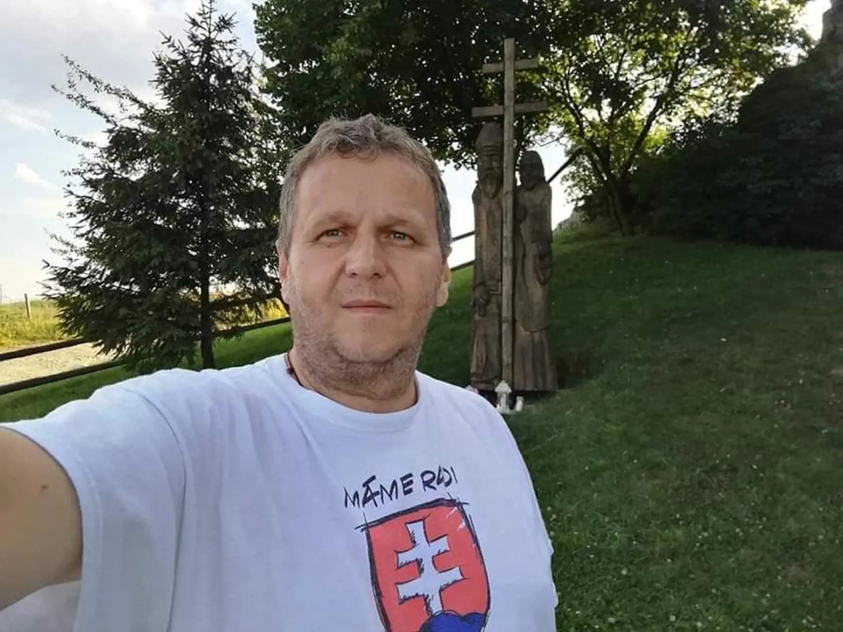 Podporujete aktivity západných krajín  v podobe posielania zbraní Ukrajine? "S dodávkam zbraní a neustále sa zvyšujúcom vyzbrojovaní Ukrajiny nesúhlasím.
Som za mierové riešenie konfliktu. Slovensko a všetky ďalšie krajiny by mali vyvíjať vyšší tlak na prezidentov Putina a Zelenského a prinútiť ich sadnuť si za rokovací stôl a spoločne hľadať cestu k ukončeniu vojny. Západ sa upriamil hlavne na vojenskú pomoc Ukrajine a hľadanie mierových riešení je úplne v úzadí. Je to na úkor nevinných ľudí.