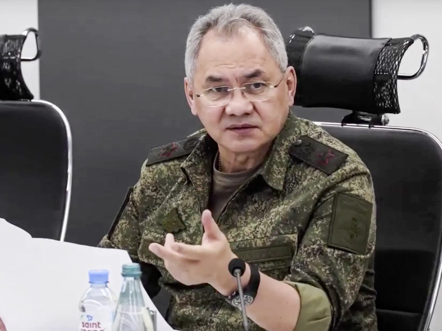WA 3 - Na snímke, ktorú poskytlo ruské ministerstvo obrany v stredu 20. júla 2022, ruský minister obrany Sergej Šojgu  reční počas inšpekcie ruských jednotiek na neznámom mieste na Ukrajine. Šojgu vykonal inšpekciu jednotiek na východe Ukrajiny a nariadil im, aby konali agresívnejšie, zostreľovali ukrajinské bezpilotné lietadlá a zabránili ukrajinskej armáde ostreľovať oblasti, ktoré obsadili ruské sily. FOTO TASR/AP
 
In this handout photo taken from video released by Russian Defense Ministry P