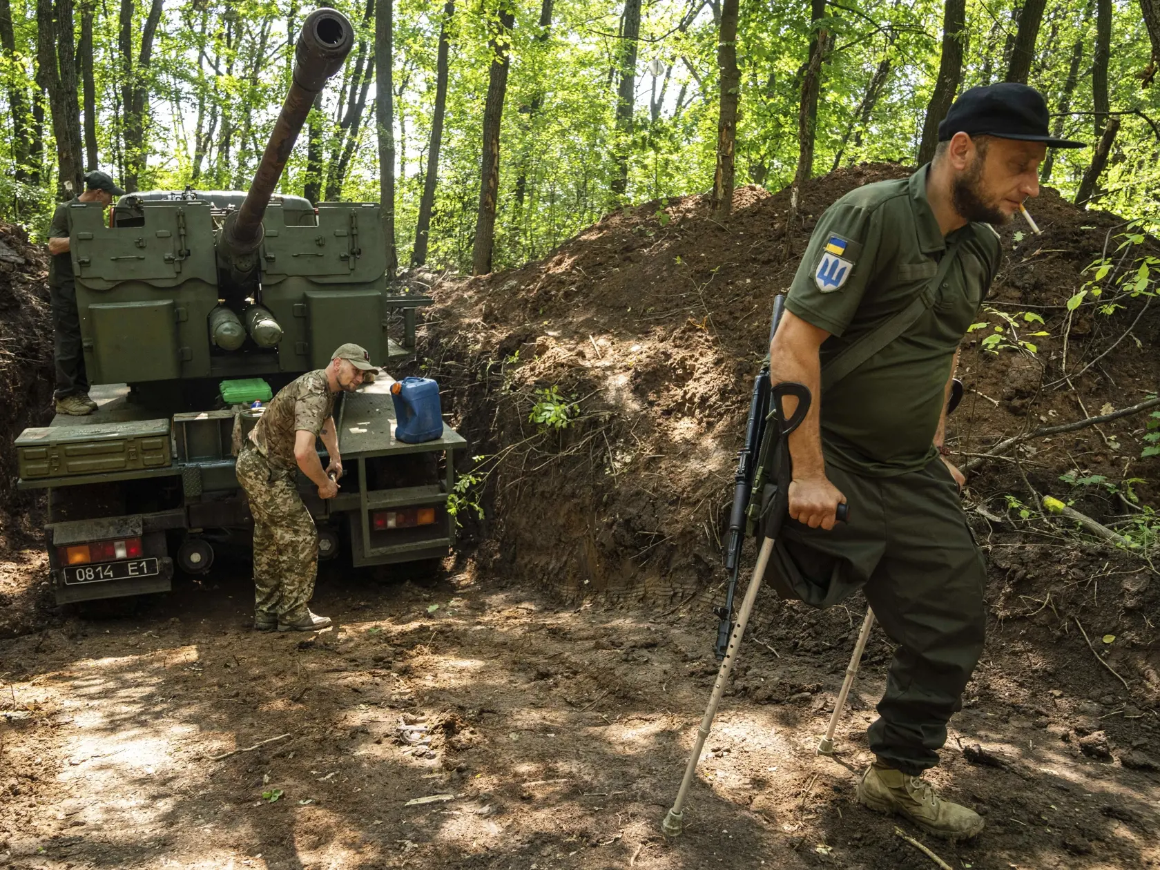 WA 4 Charkov - Ukrajinskí vojaci počas bojov v Charkovskej oblasti na severovýchode Ukrajiny v nedeľu 24. júla 2022. FOTO TASR/AP

Ukrainian servicemen prepares a cannon for fighting in Kharkiv region, Ukraine, Sunday, July 24, 2022. (AP Photo/Evgeniy Maloletka)