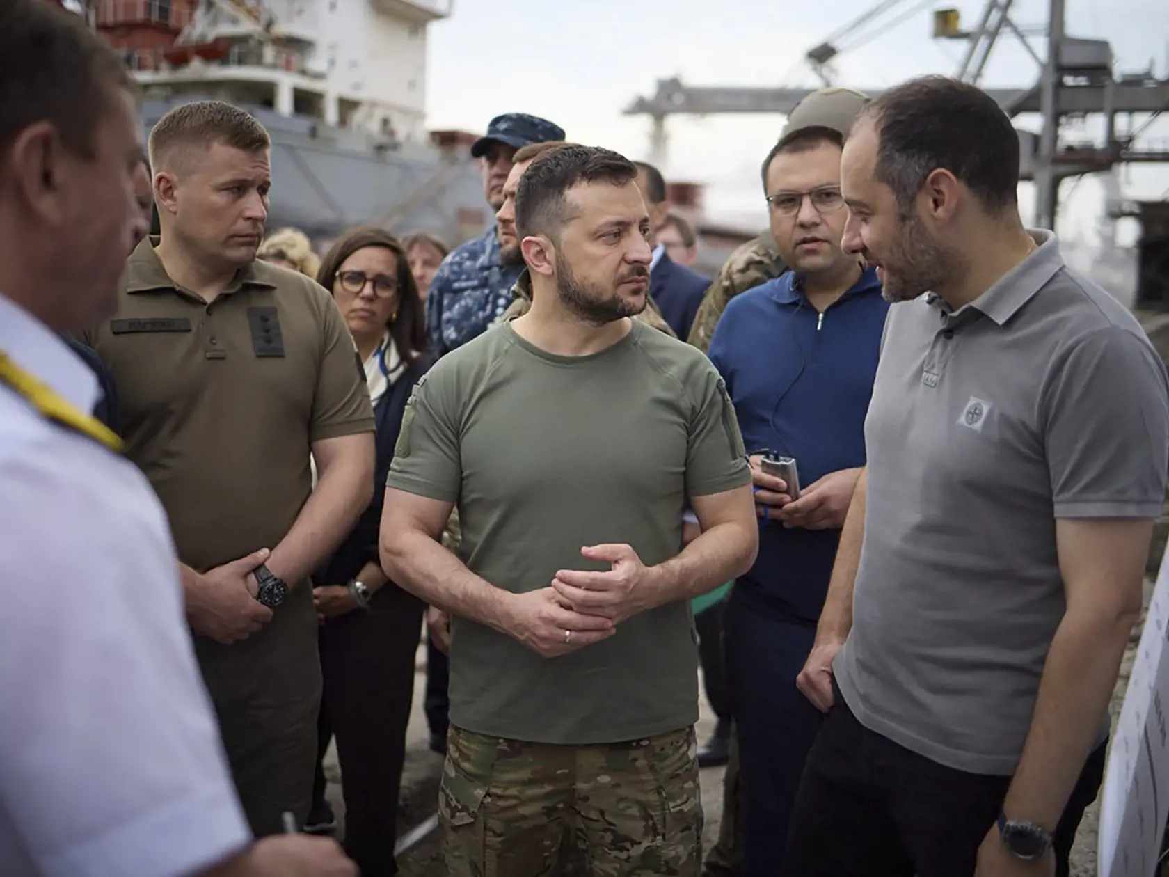 WA 48 Odesa - Ukrajinský prezident Volodymyr Zelenskyj (uprostred), veľvyslanci z rôznych krajín a zástupcovia OSN navštívili prístav Čornomorsk na juhu Ukrajiny v piatok 29. júla 2022, aby dohliadli na naloženie prvej lode ukrajinským obilím určeným na vývoz. Ukrajina a Rusko podpísali uplynulý piatok v Istanbule separátne dohody s OSN a Tureckom, ktoré majú umožniť vývoz obilia z Ukrajiny cez Čierne more. Ide o prvú zásadnú dohodu, ktorú sa od začiatku vojny podarilo uzavrieť. Jej cieľom je zm