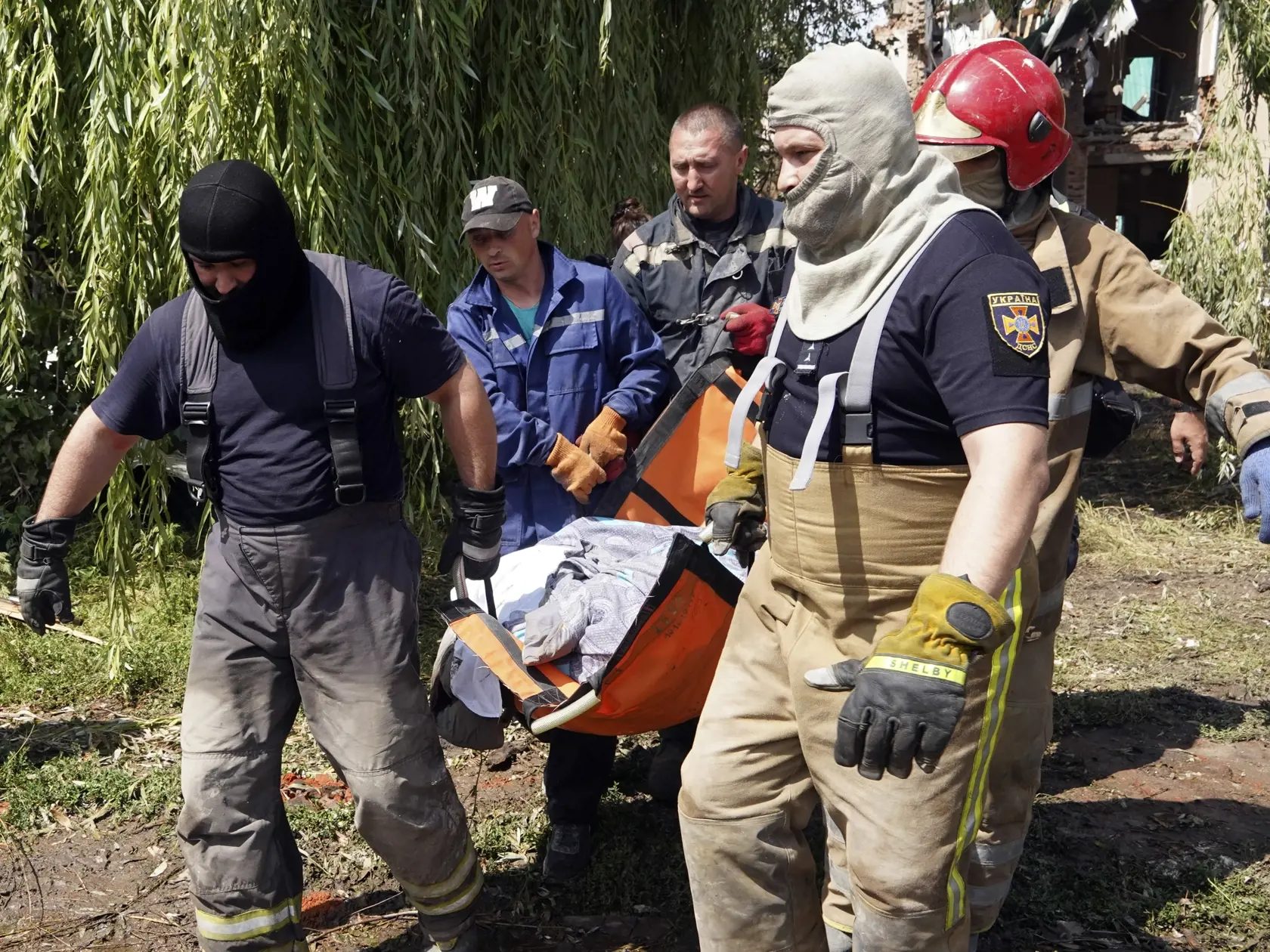 WA 4 Čuhujiv - Záchranári odnášajú  prikryté telo ženy, ktorá prišla o život pri ruskom útoku na mesto Čuhujiv v Charkovskej oblasti na severovýchode Ukrajiny v utorok 26. júla 2022. FOTO TASR/AP 

Rescuers move a covered body of a woman killed by Russian missile attack on Monday in Chuhuiv, Kharkiv region, Ukraine, Tuesday, July 26, 2022. (AP Photo/Andrii Marienko)
