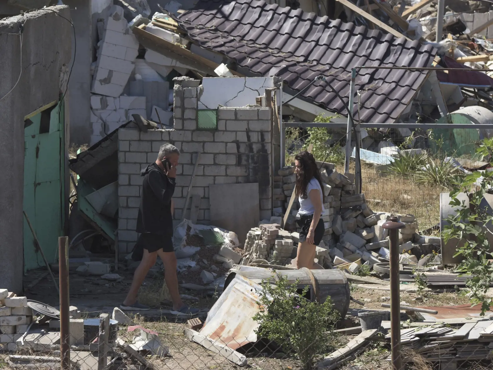 WA 29 Odesa - Ľudia kráčajú okolo obytnej budovy zničenej po ruskom útoku na ukrajinské prístavné mesto Odesa počas 153. dňa ruskej invázie na Ukrajinu v utorok 26. júla 2022. FOTO TASR/AP 
 
People walk in a yard of a apartment building destroyed by Russian shelling on the outskirts of Odesa, Ukraine, Tuesday, July 26, 2022. (AP Photo/Michael Shtekel)