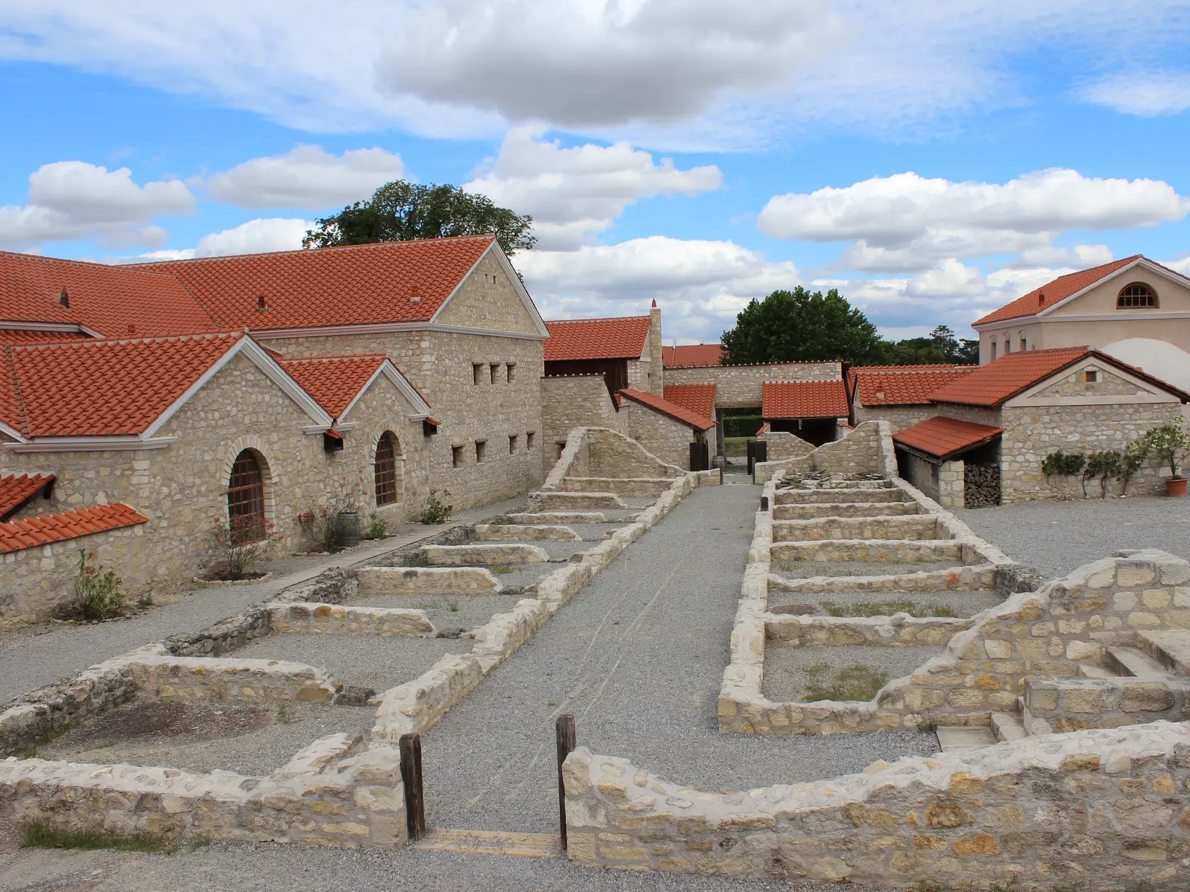 Dnes je Carnuntum unikátnym archeologickým parkom, kde sa vrátiš o 1800 rokov späť v zrekonštruovaných domoch, obchodoch či kúpeľoch, s mozaikami, nábytkom a autentickým vybavením. 