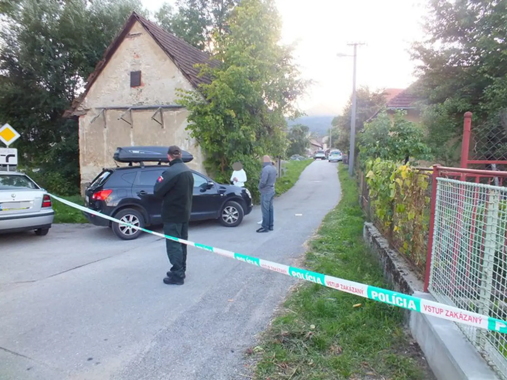 MIESTO TRAGÉDIE: Policajti v Bystričke uzavreli celú ulicu.