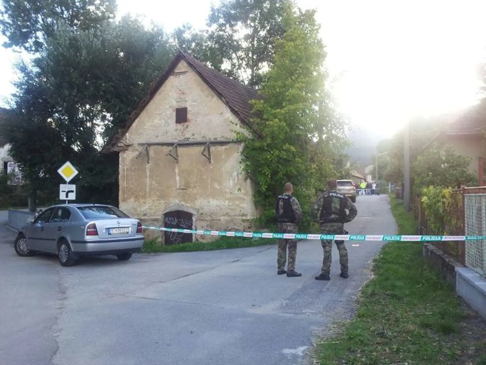 MIESTO TRAGÉDIE: Policajti v Bystričke uzavreli celú ulicu.