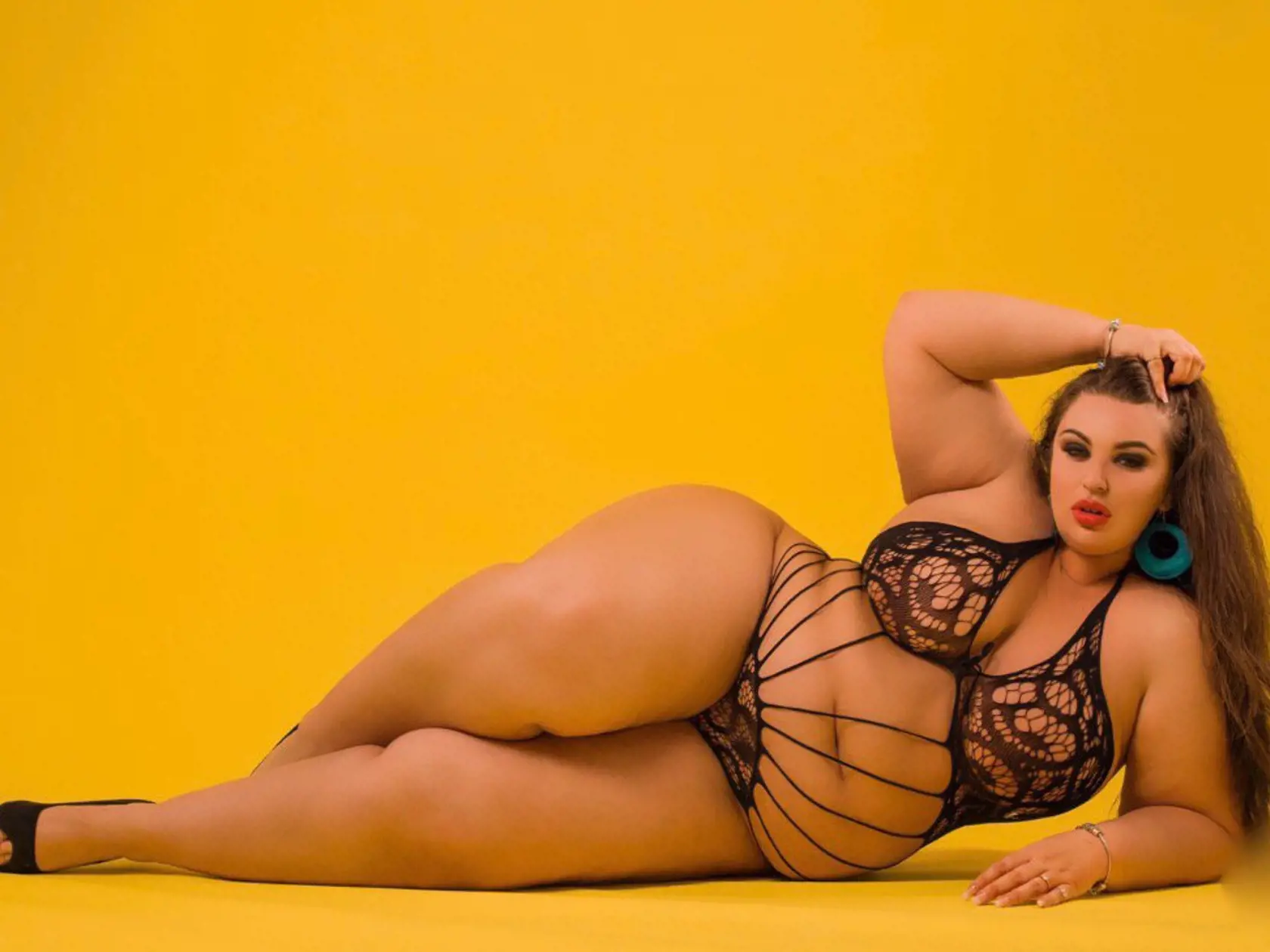 MEET the plus size woman who accidentally stumbled into a Â£30K per-year erotic modelling career after posting a nude picture that went VIRAL and now has over six hundred THOUSAND followers on social media. Plus size model and wildlife and exotics rehabilitator, Yazmin Fox (36), living in Cambridge, UK, estimates she is a UK dress size 24. Yazmin prides herself on not being preoccupied with what she weighs and refuses to own scales - she has made it her mission to use her status as an online sta