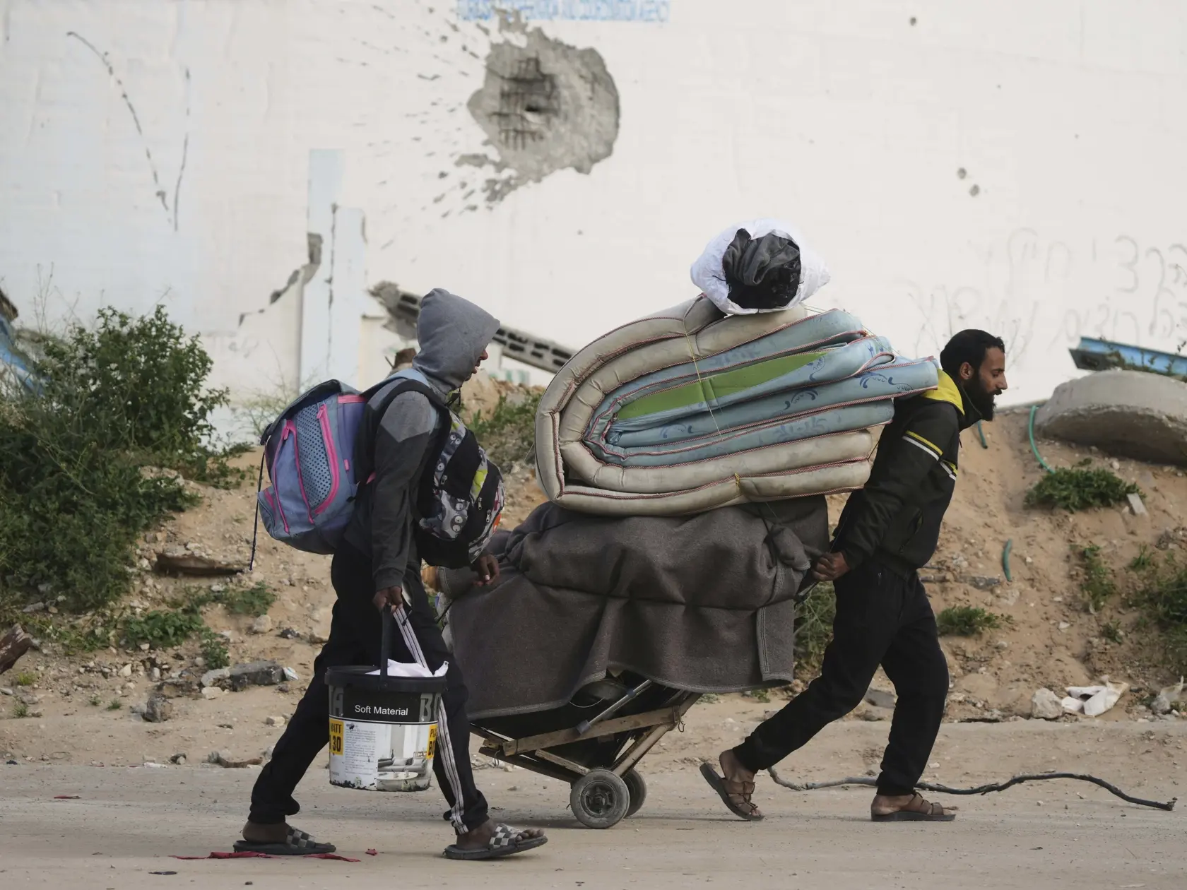 Vysídlení Palestínčania, ktorí si nesú svoje osobné veci, odchádzajú z predmestia Bajt Láhijá na juhu Pásma Gazy po obnovení pozemných operácií izraelskej armády v Pásme Gazy vo štvrtok 20. marca 2025.  Izraelská armáda vo štvrtok oznámila, že obnovila pozemnú operáciu v oblasti mesta Rafah na juhu Pásma Gazy, pričom pokračuje v aktivitách aj v iných častiach tejto palestínskej enklávy. Deň predtým informovala o začatí "obmedzenej" pozemnej operácie na severe Pásma Gazy.