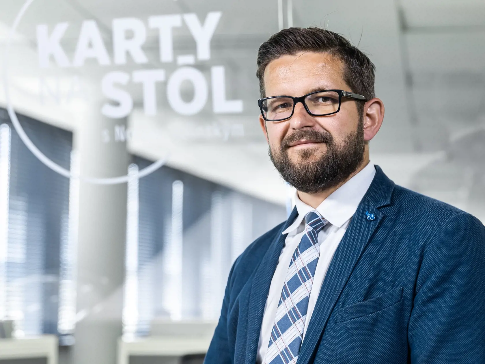 Ukazuje sa, že za jeho odňatím poverenia nie sú nejaké statusy, ale fakt, že sa mu nepáčil kariérny postup policajtov.
- Toto podčiarkuje skutočnosť, že ono rozhodnutie bolo jednou z najväčších politických chýb pani prezidentky, z ktorého bude v konečnom dôsledku ťažiť nie len Igor Matovič, ktorý bol pôvodcom tejto pseudokauzy, ale aj Robert Fico, ktorý bude poukazovať na to, že Hamran a jeho trestne stíhaní chránenci majú nepatričnú moc.