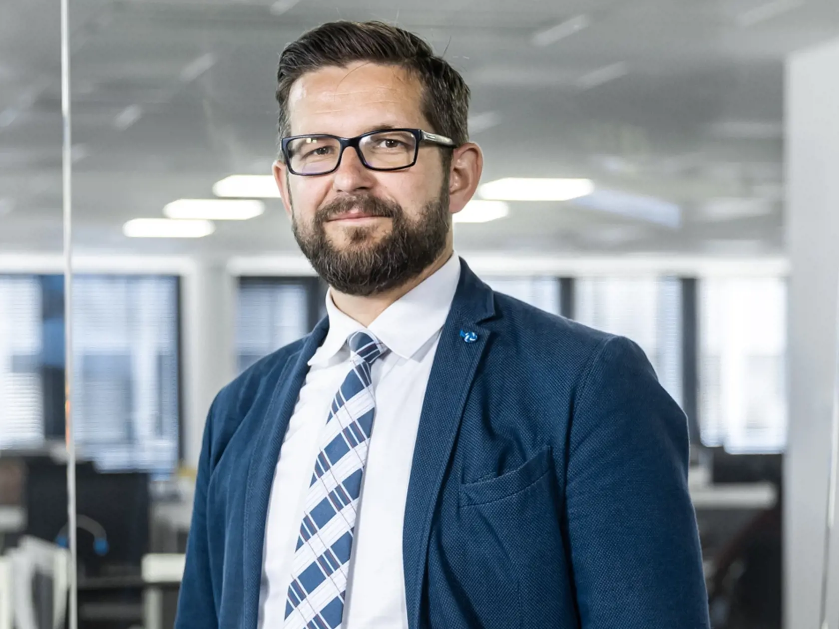 Ako čítať odchod Ivana Šimka z ministerstva hneď po dvoch mesiacoch? 
- Do veľkej miery je to ukážka toho, že politici, najmä tí, ktorí sa politikmi stanú akosi náhodou, majú spoločnú črtu a to, že si z možných variantov, možností riešenia problémov, vyberú väčšinou ten najhorší.